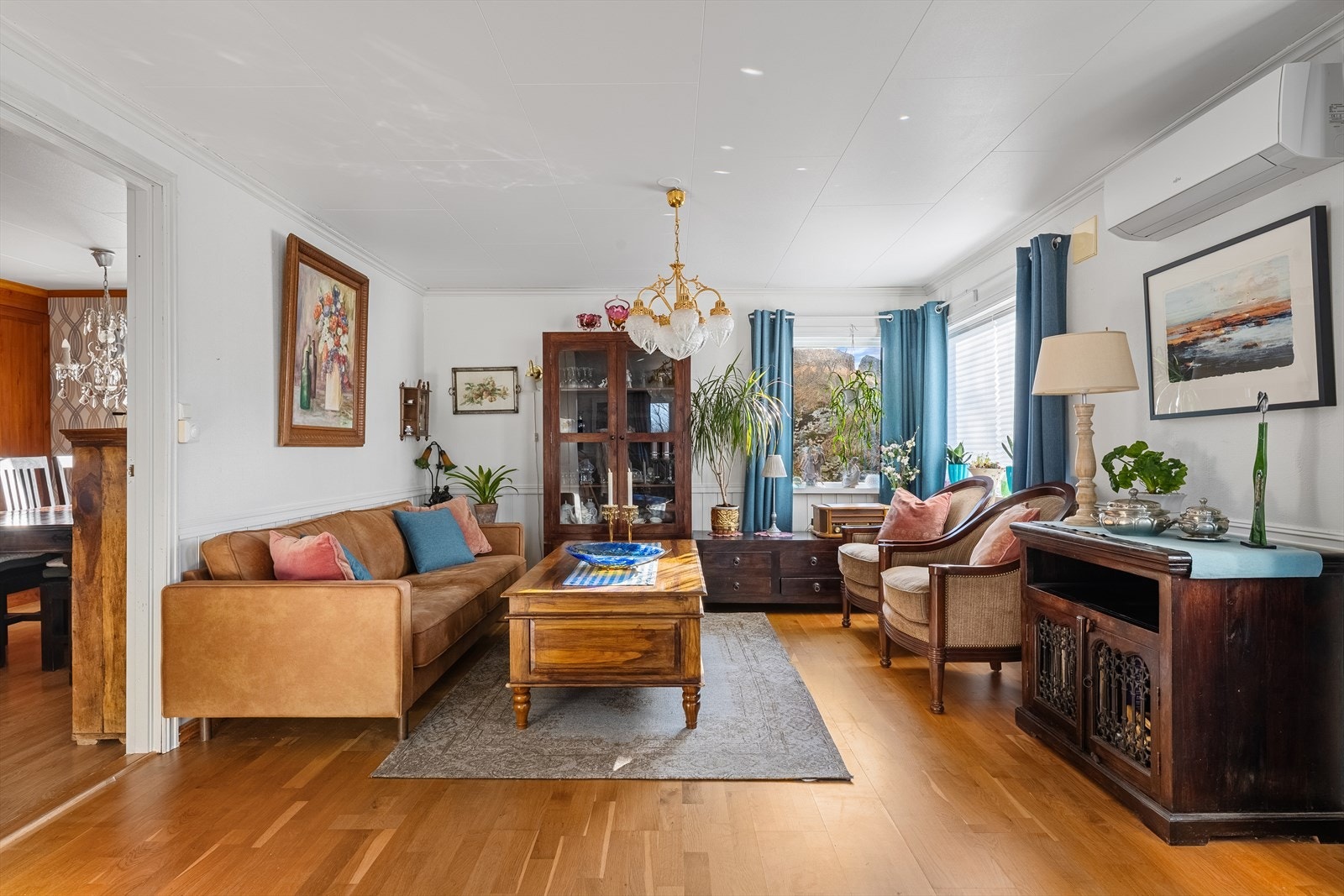 Romslig stue med vindusflater på 3 sider gir rommet rikelig med dagslys. Galleribilde