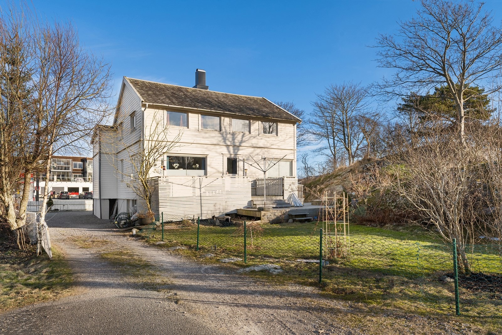 Tomten er på ca 713 kvm. Vestvendt terrasse og hage. Galleribilde