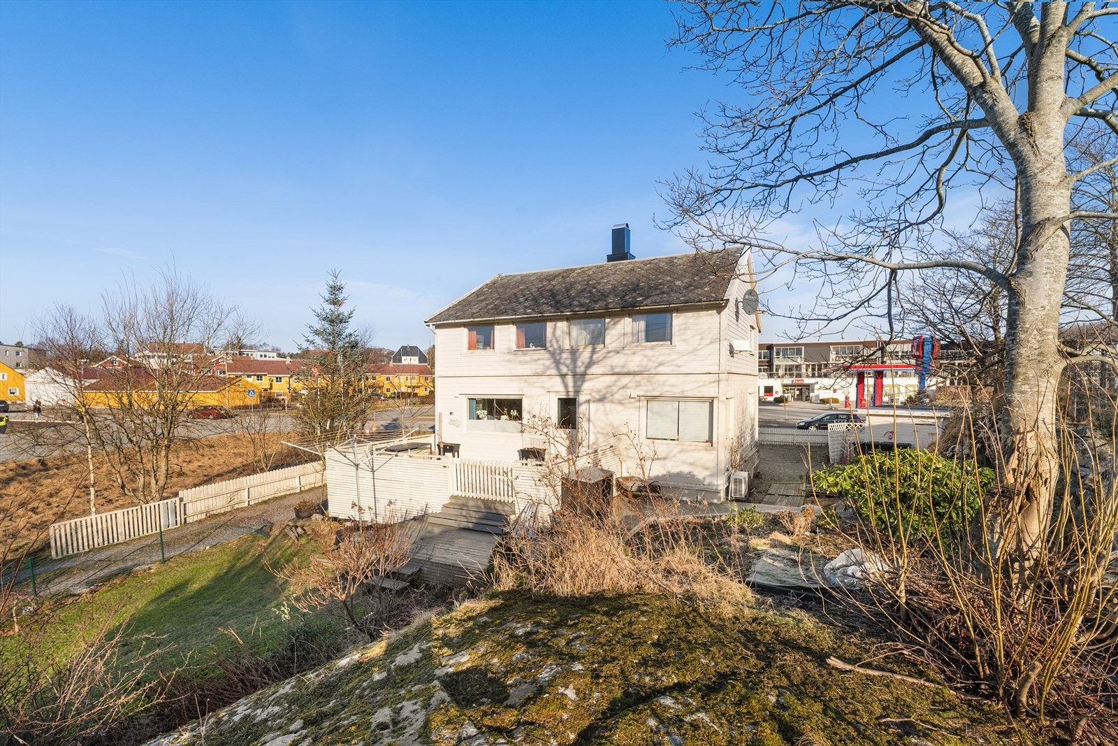 Eldre enebolig med sentral beliggenhet på Ogna. Galleribilde