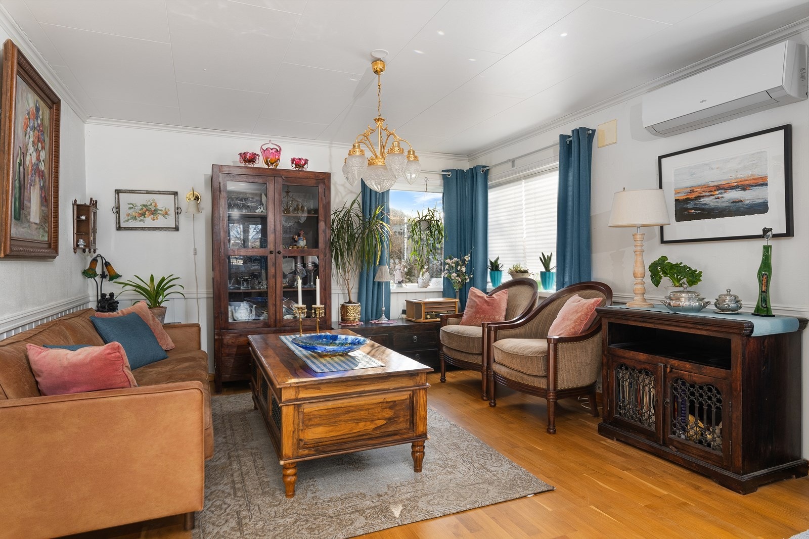 Stuen har parkett på gulv og lys tapet/panel på vegg. Galleribilde