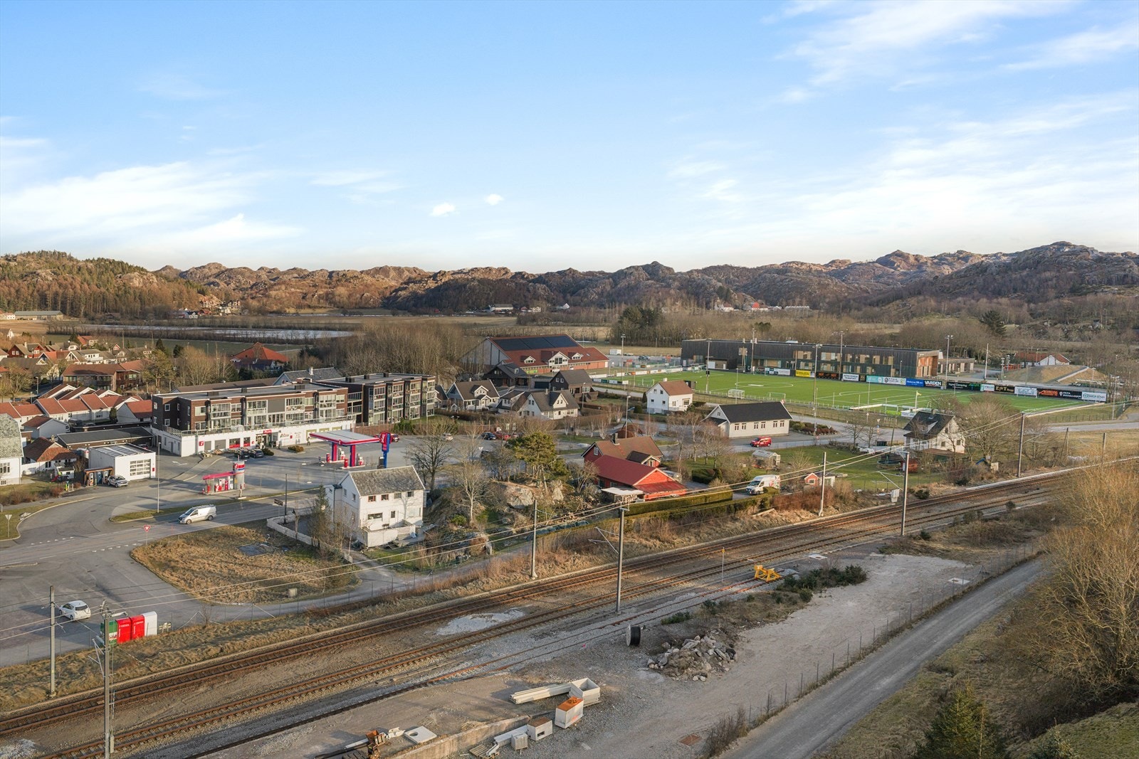 Eiendommen ligger like ved jernbane/torgstasjon og riksveg 44. Galleribilde
