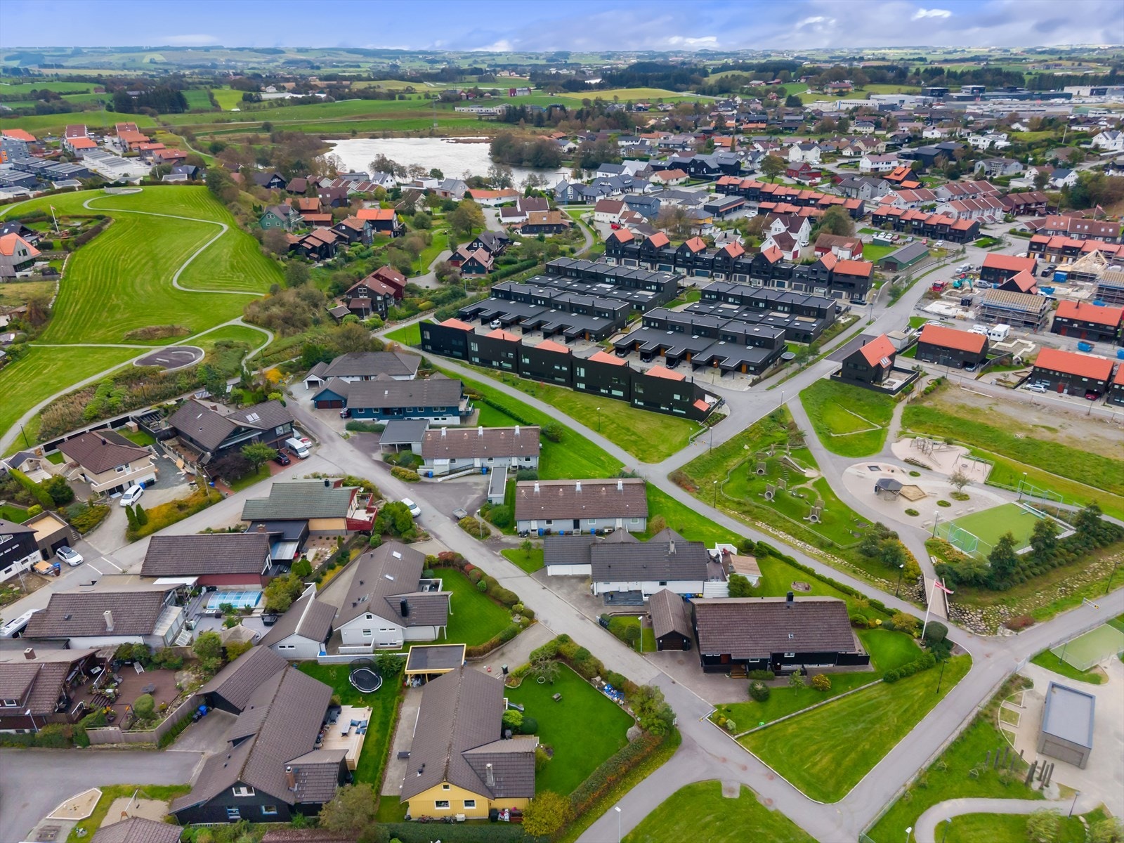 Like i nærheten ligger det fine turområde Eivindholstjødnå med badeplass og opplyst turveg ved "Tjødnå". Galleribilde