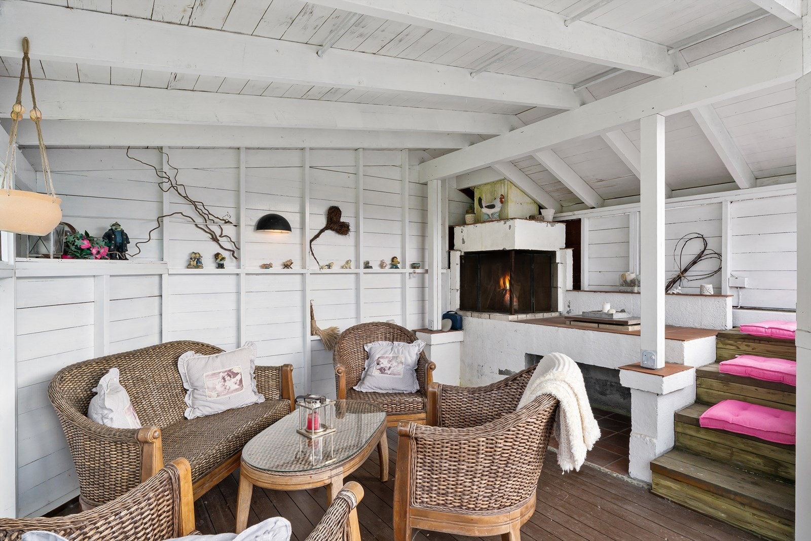 Kjekk hagestue med peis som kan nytes året rundt. Galleribilde