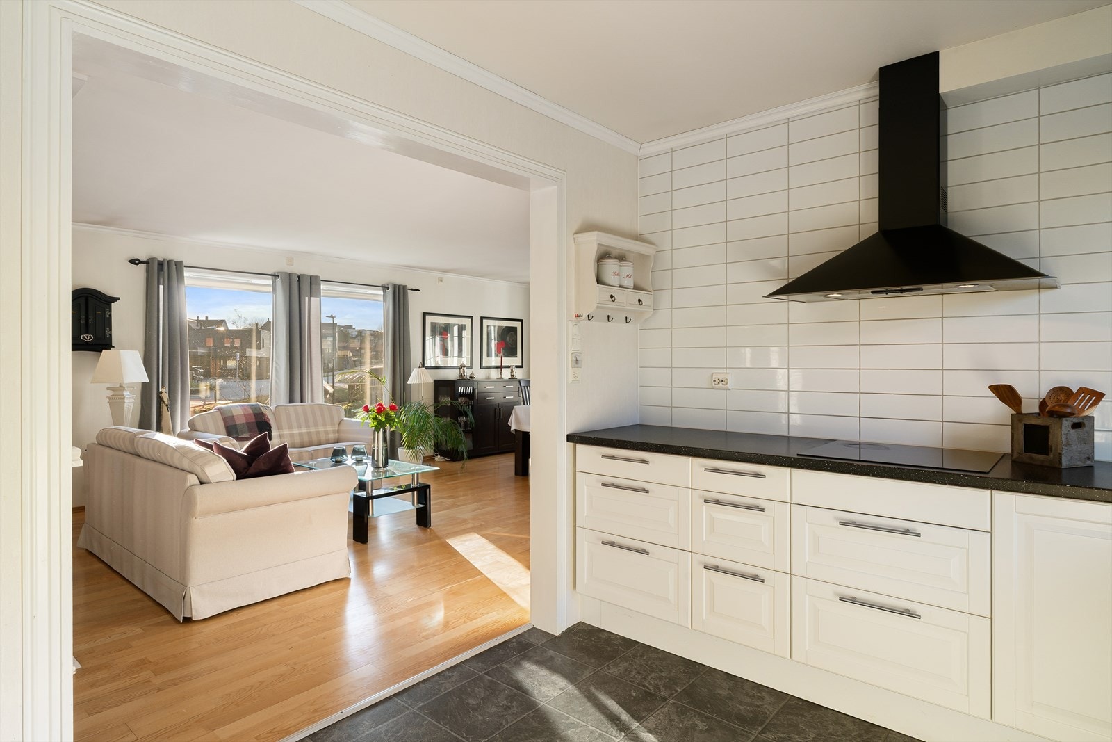 Integrerte hvitevarer som kombinert kjøleskap, frys, stekeovn, microbølgeovn, koketopp og oppvaskmaskin medfølger. Galleribilde