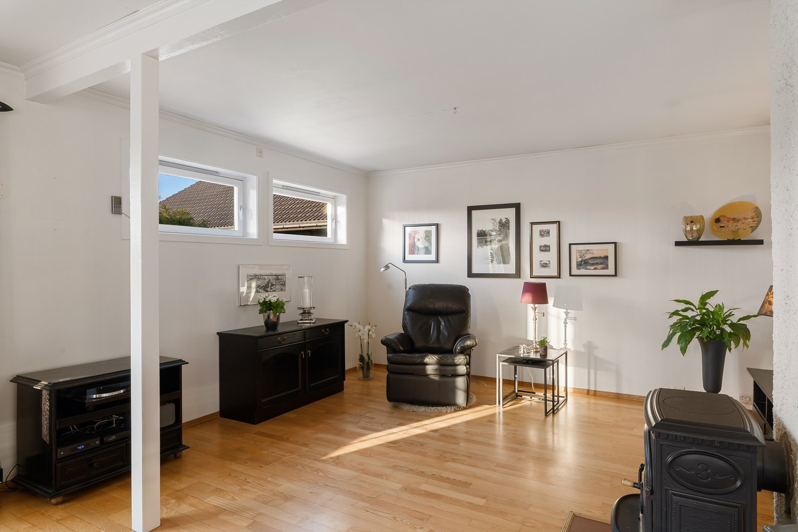 Boligen har vedovn som gir god varme. Galleribilde