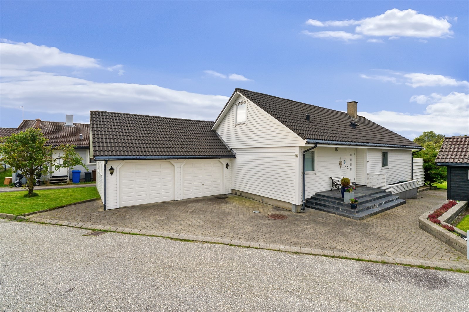 Boligen ligger i en blindgate, og har pent opparbeidet tomt med belegningsstein i gårdsrom og dobbel garasje. Galleribilde