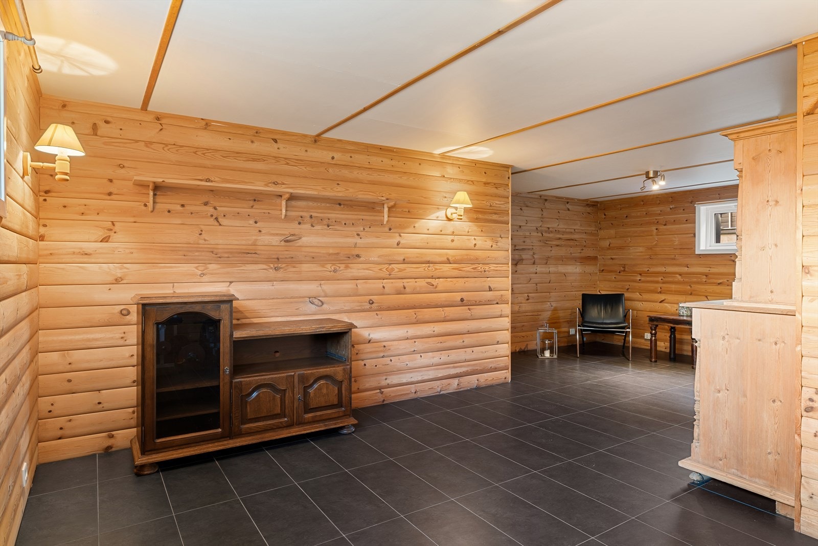 Lys og fin kjellerstue med flere møbleringsmuligheter. Galleribilde