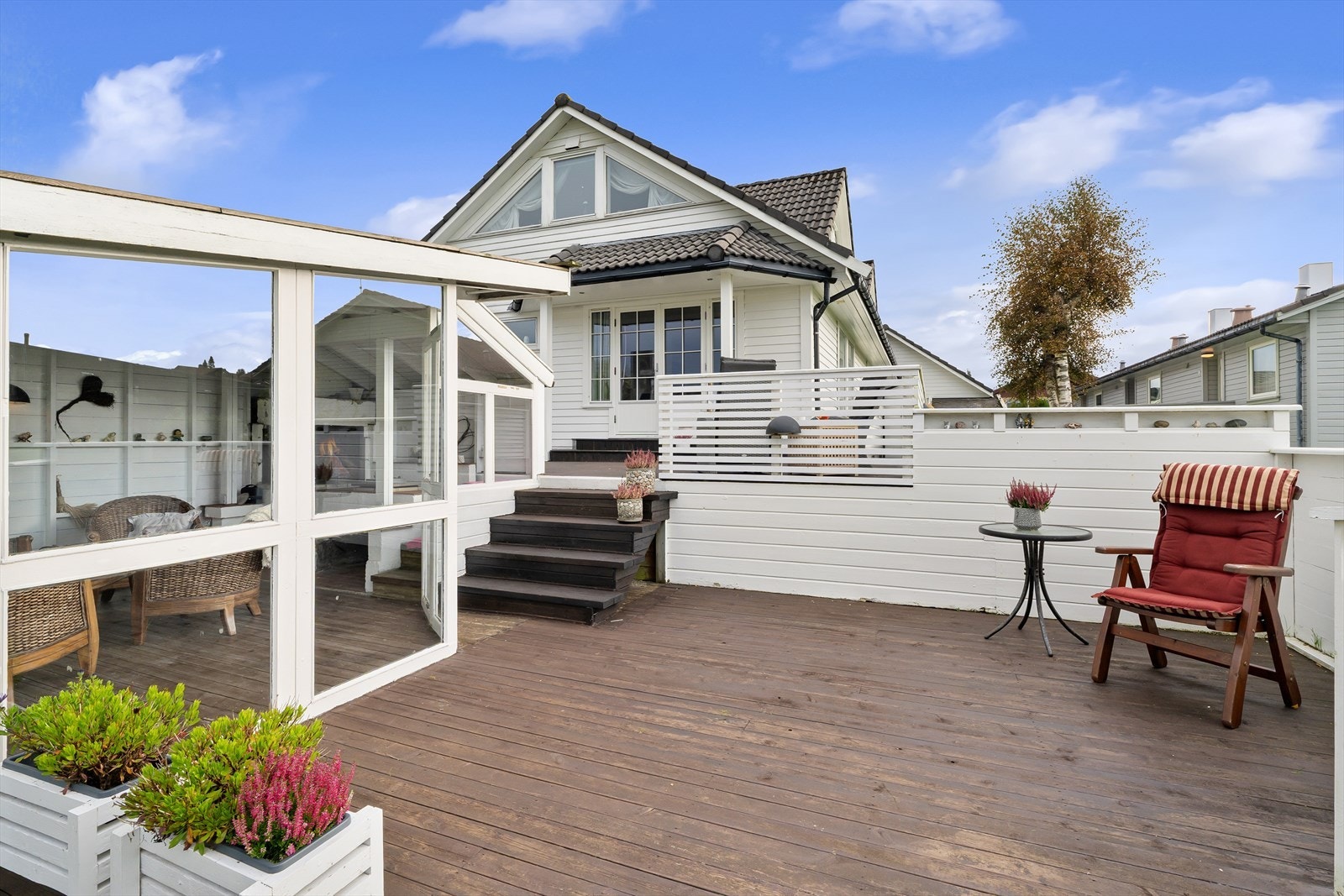 Terrassen er delt inn i flere soner som gjør det perfekt på fine sommerdager. Galleribilde