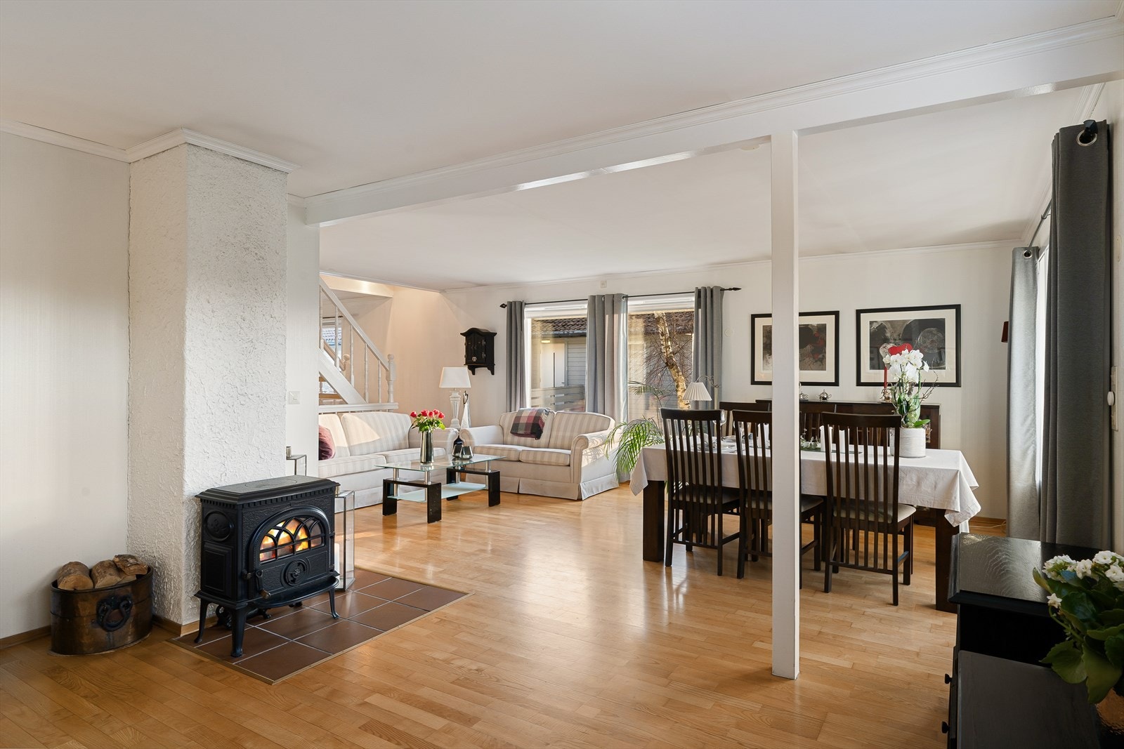 Fra stuen har du direkte utgang til terrasse og hage. Galleribilde