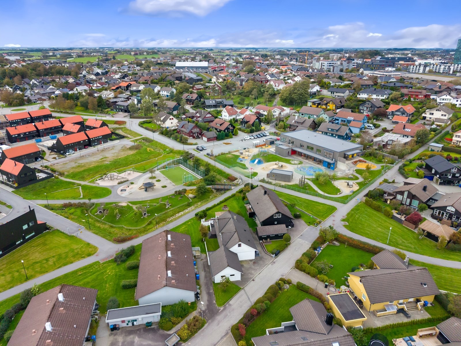 Boligen ligger flott til med tanke på skole- og barnehagetilbud, Trollongane barnehage og Rosseland skule ligger like ved. Galleribilde