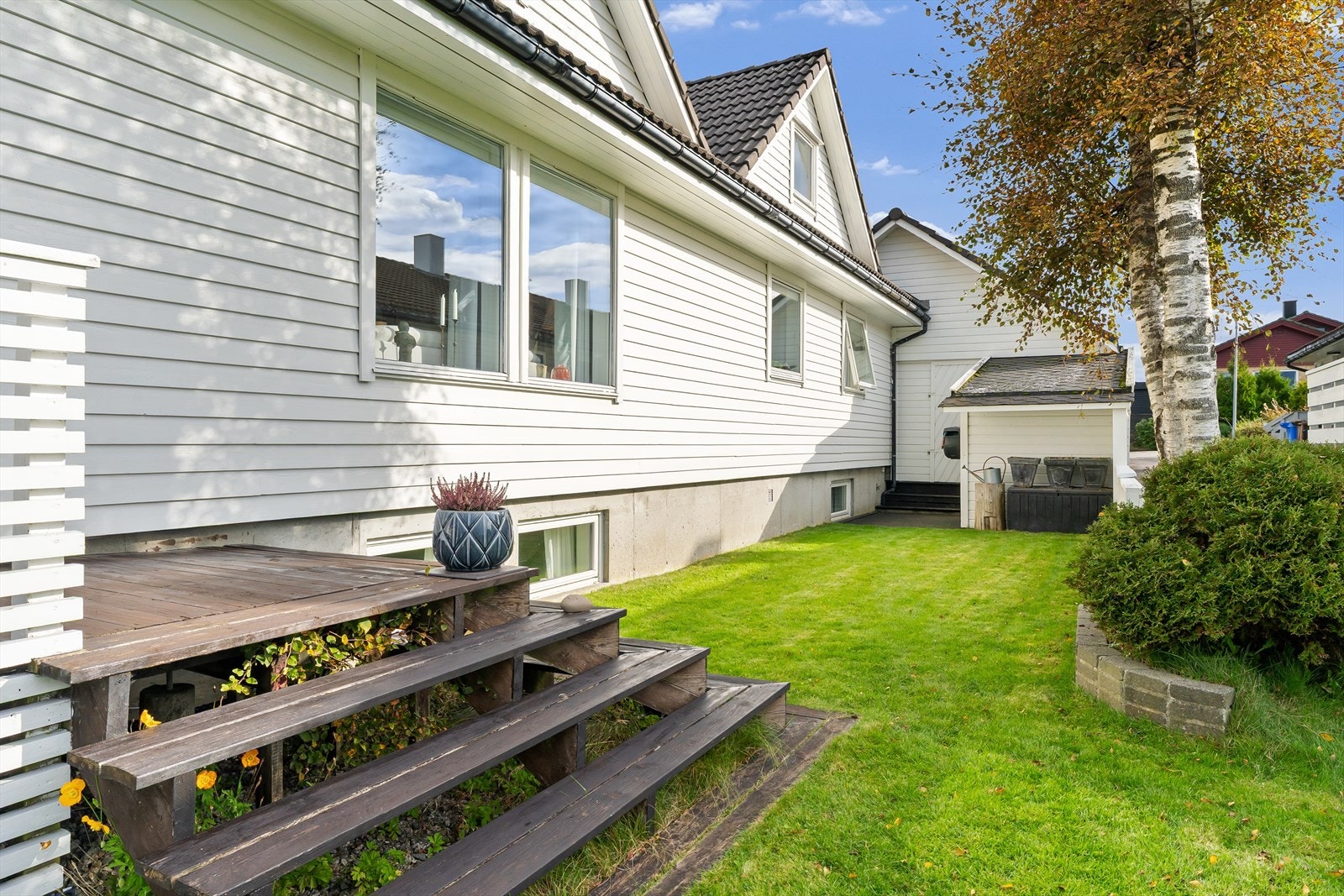 Hagen strekker seg strekker seg langs to sider av huset. Galleribilde