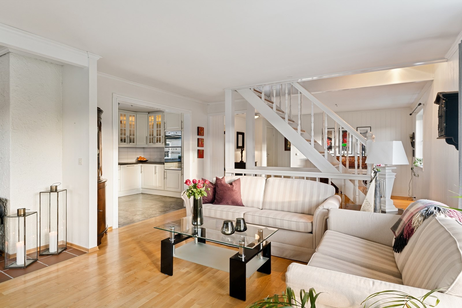 Åpen løsning mellom stue og kjøkken. Galleribilde