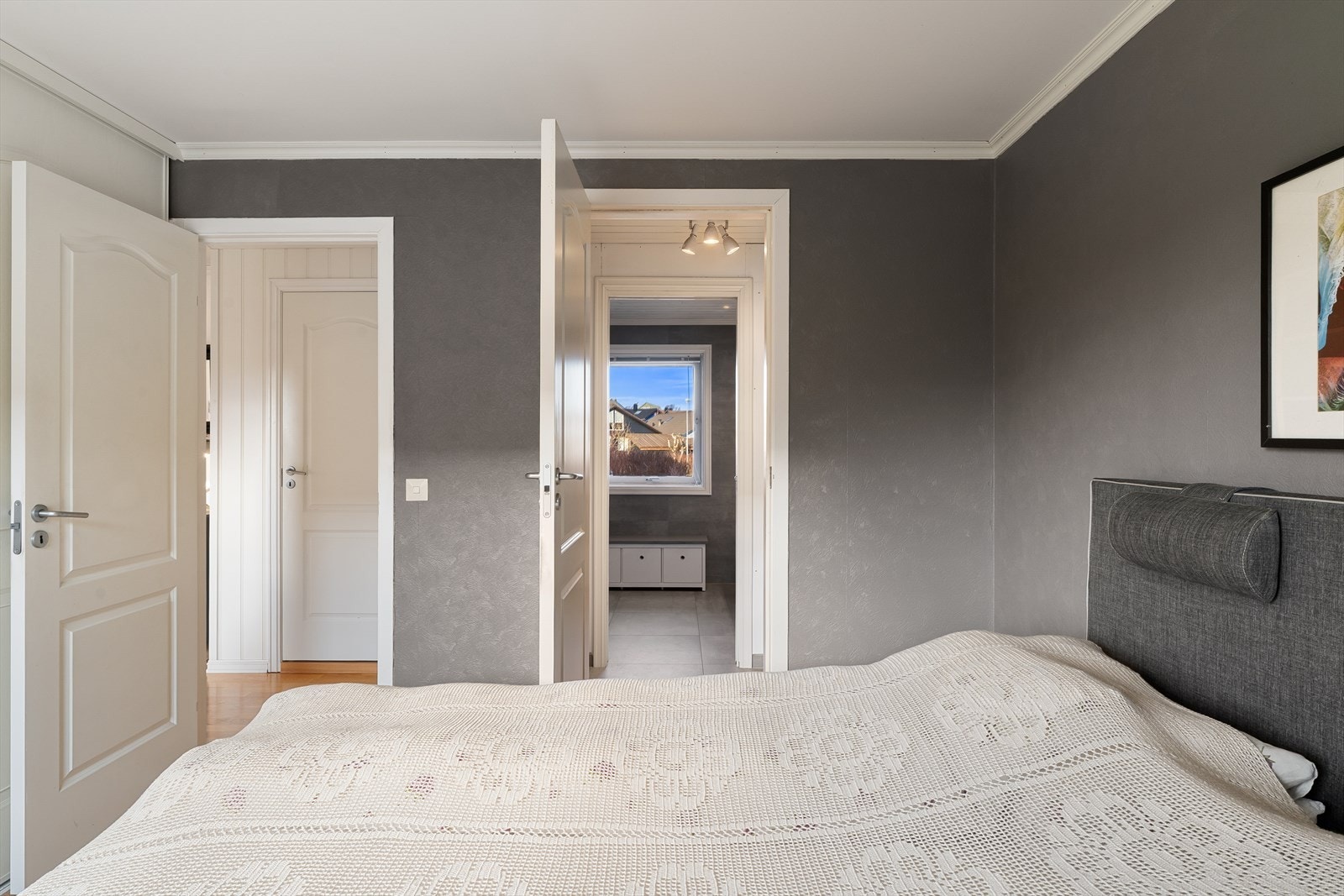 Adkomst til hovedsoverommet kommer man både fra gangen og badet. Galleribilde