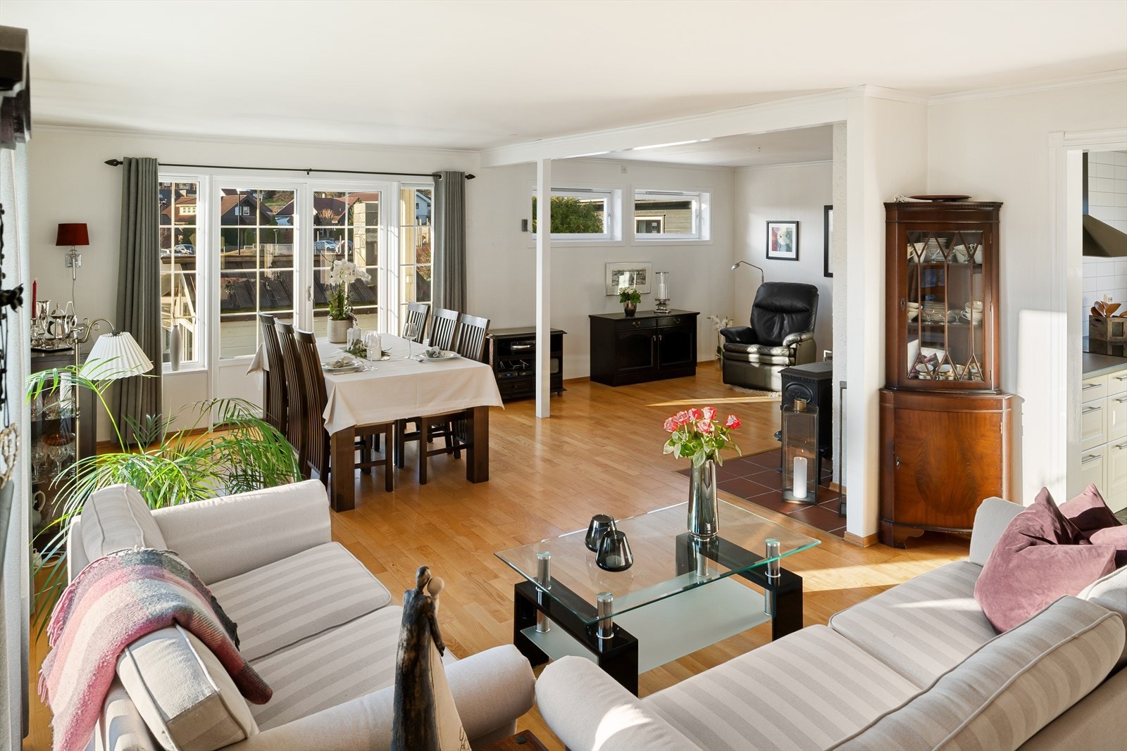 Stuen er utformet på en måte som gir mulighet for å dele opp rommet i ulike møbleringssoner. Galleribilde