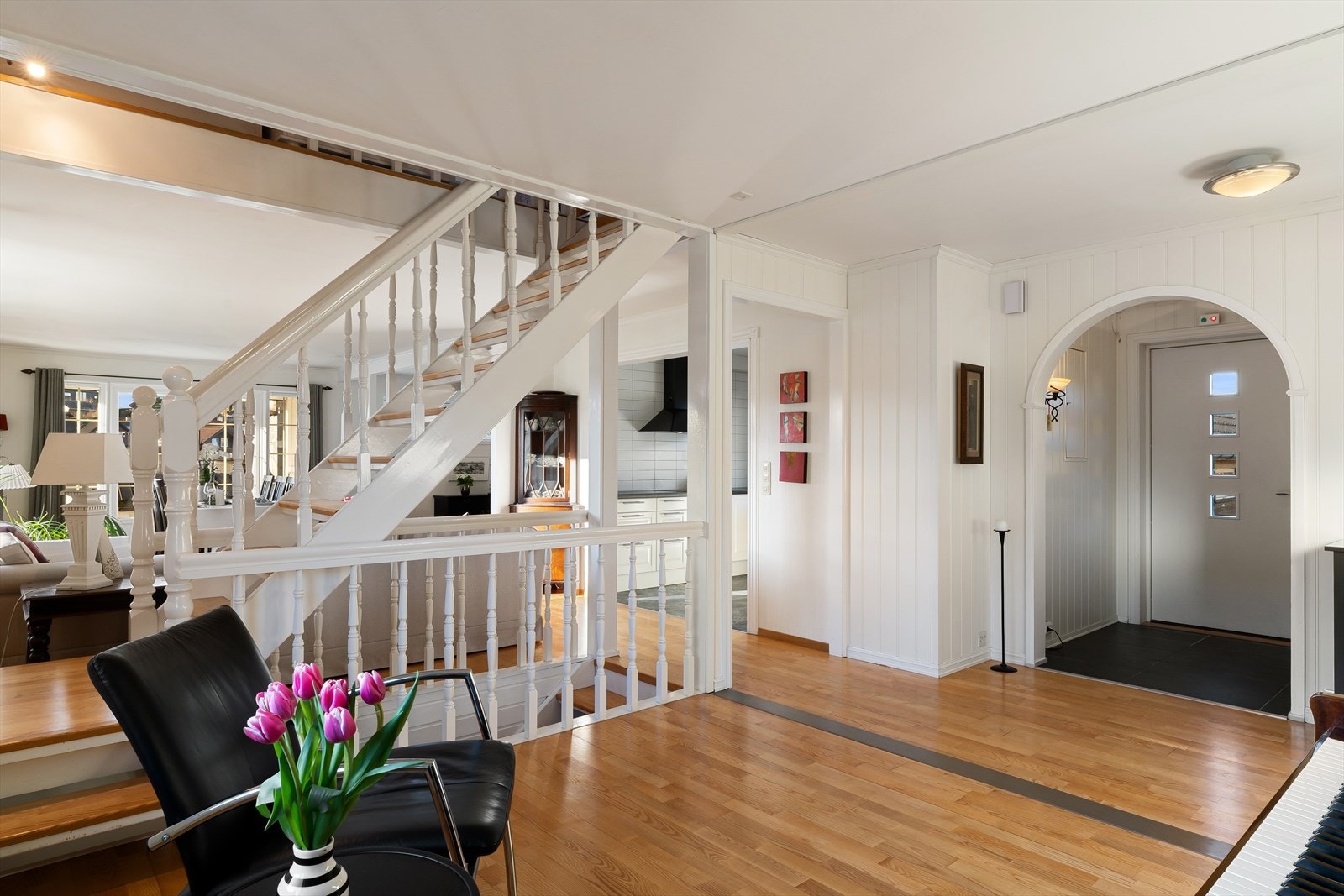 Hovedetasjen inneholder stue, kjøkken, soverom og nyere helfliset bad fra 2016. På originale tegninger er det 3 soverom. Det ene er åpnet opp for større stue mens det andre er tatt vekk for større bad og garderobe. Galleribilde