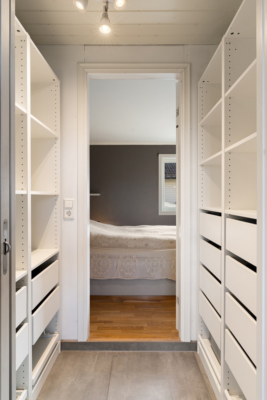 Videre har vi garderobe som fører til hovedsoverommet. Galleribilde