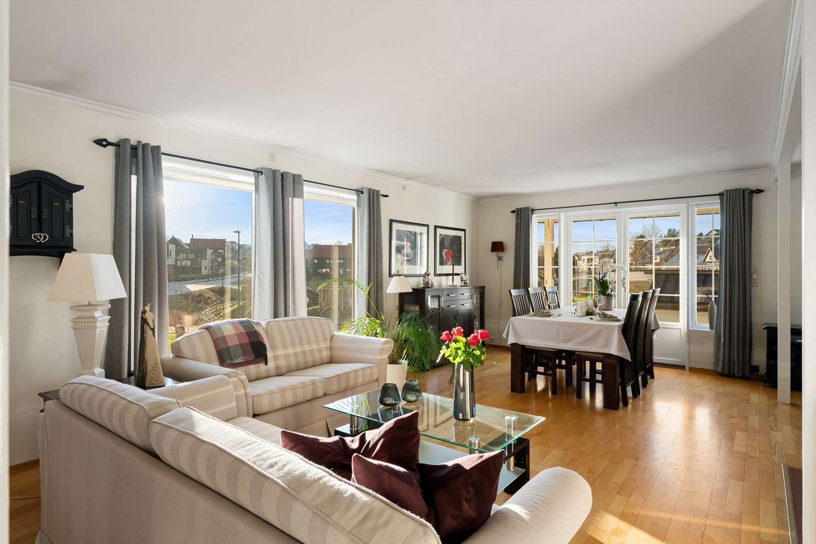 Store vindusflater som gir godt med naturlig lys. Galleribilde