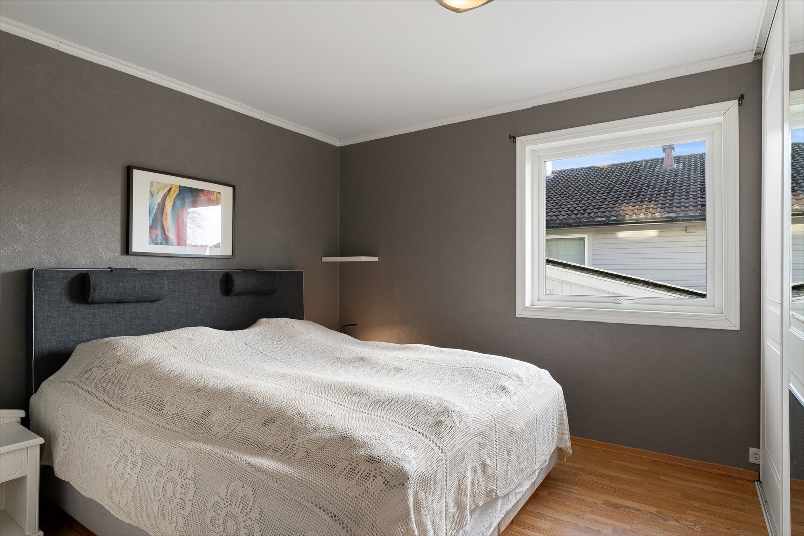 Romslig hovedsoverom med skyvedørs garderobe. Galleribilde