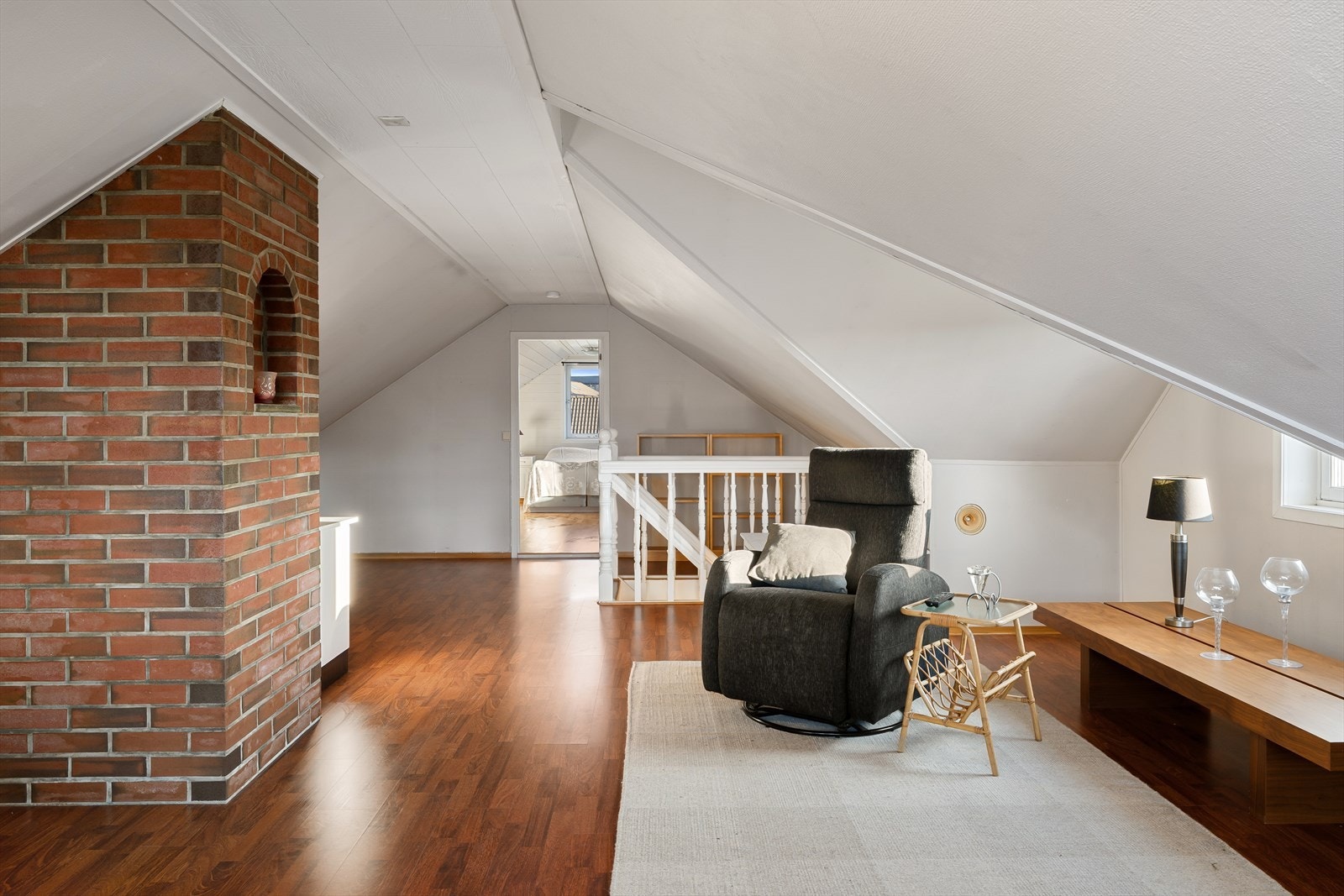 På loftet har blitt utført påbygg/takløft. Dette ligger det godkjente tegninger fra kommunen på. Galleribilde