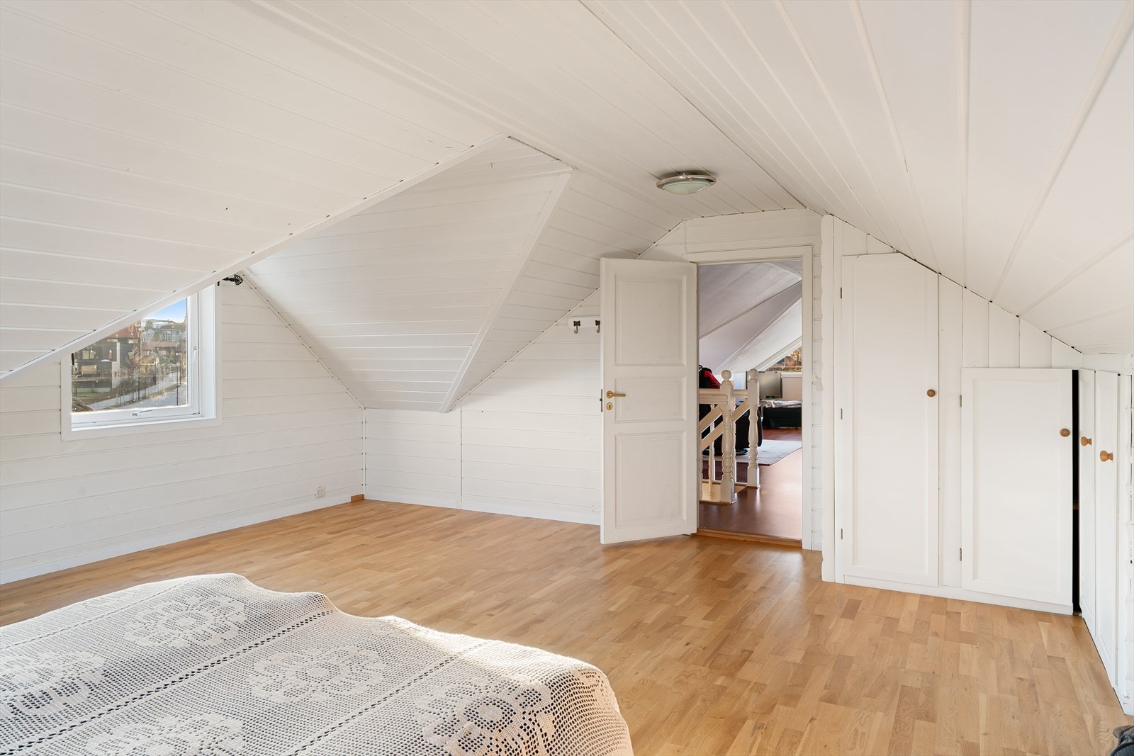 God takhøyde og vinduer som gir mye lys. Galleribilde