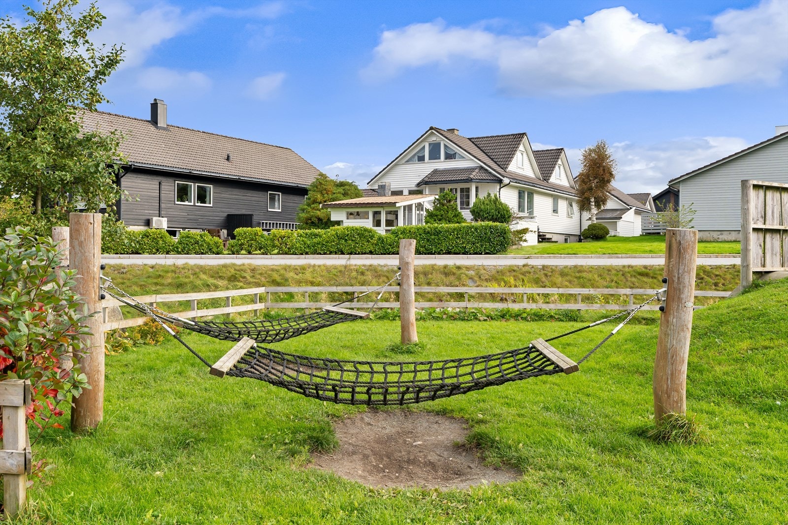 Helt glimrende med lekeplass og ballbinge like utenfor hagen. Galleribilde