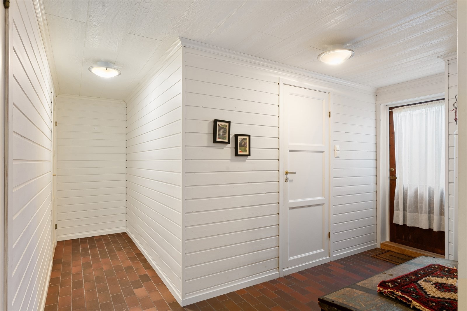 Kjelleren har eget inngangsparti. Galleribilde