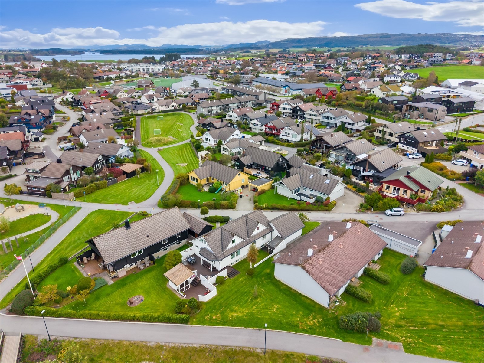 I nærområdet finnes det mange muligheter for organiserte aktiviteter som: tennis, fotball, svømming samt en rekke ulike lag og foreninger. Galleribilde