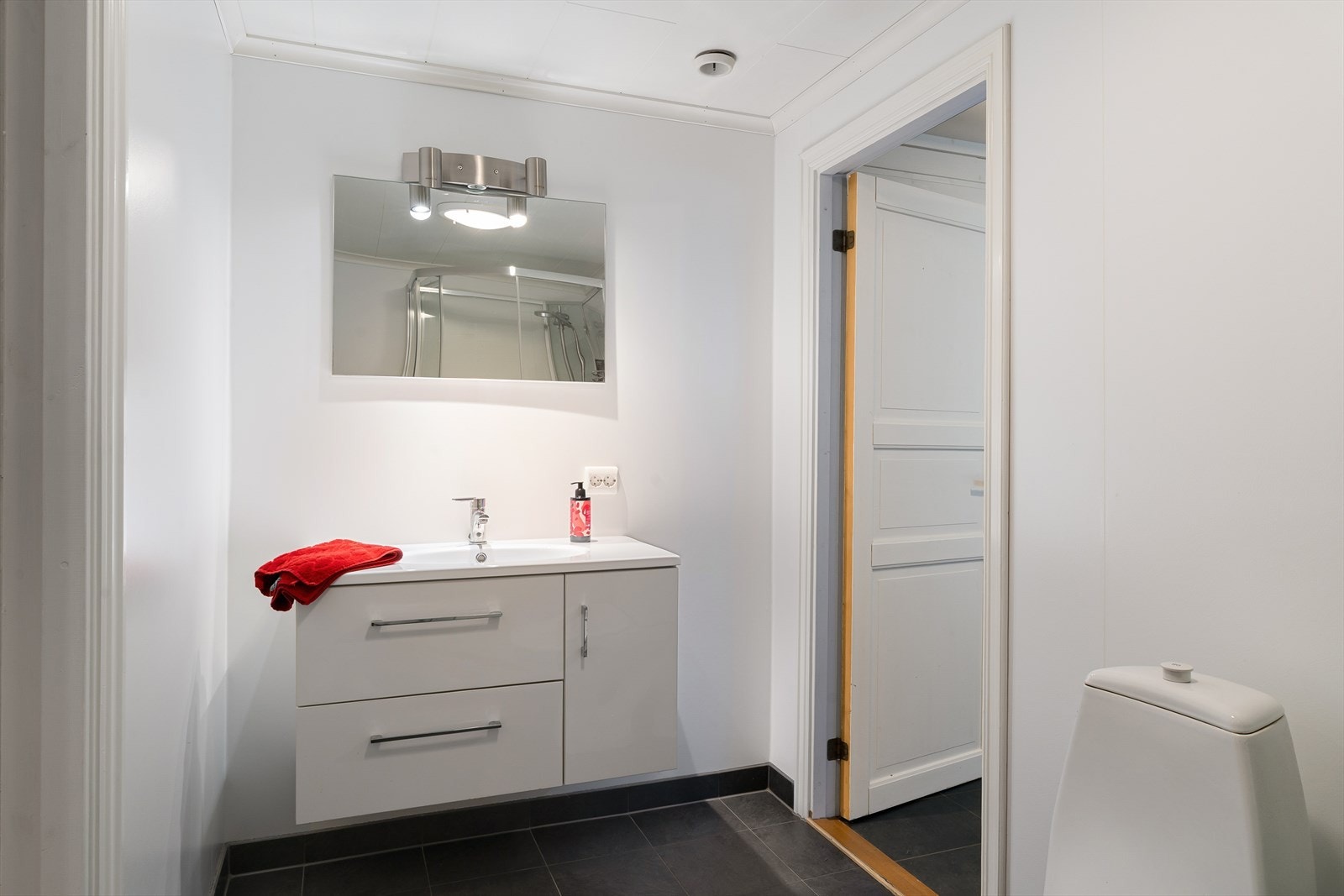 Bad i kjeller har flislagt gulv og elektriske varmekabler. Galleribilde