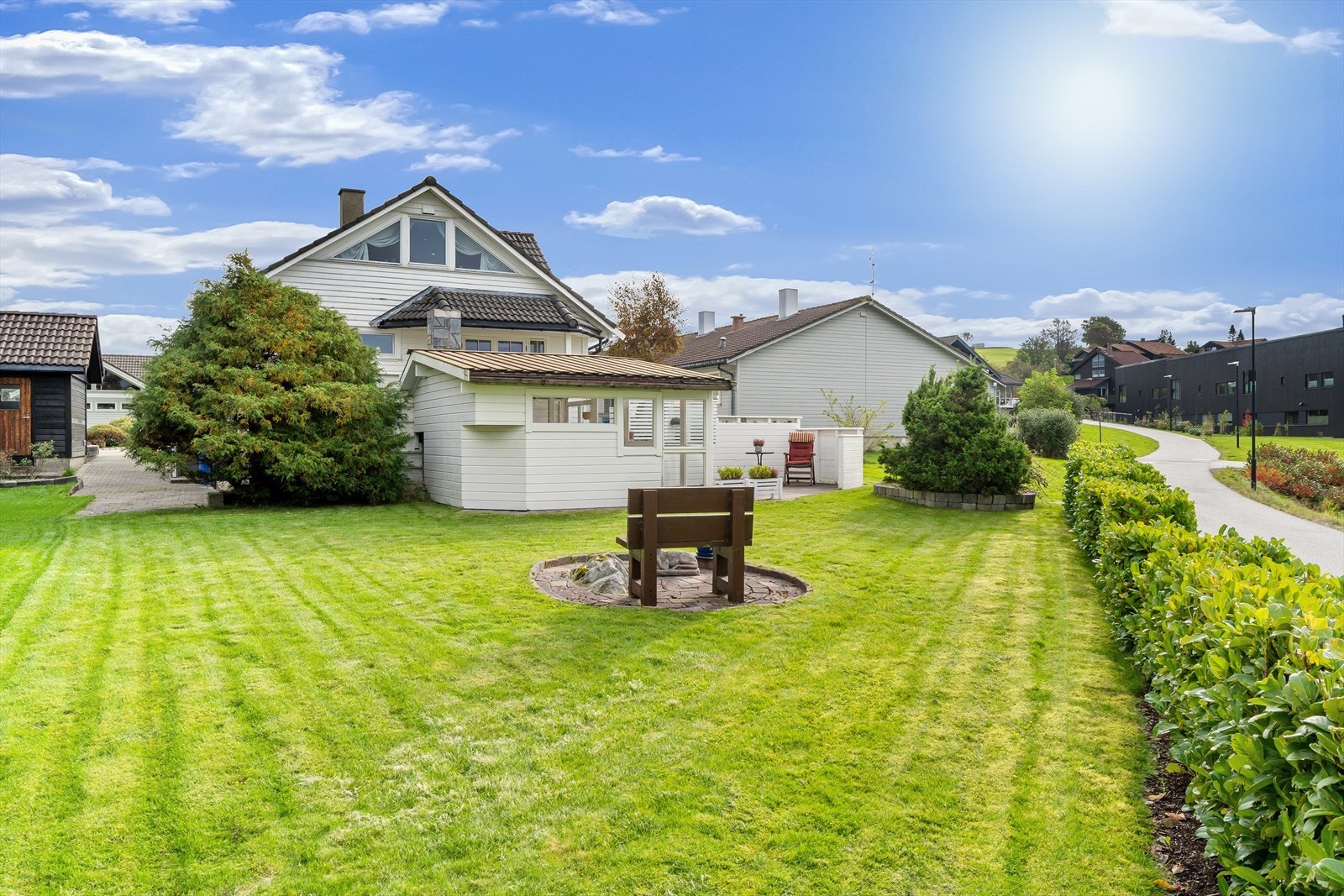 Kong Haralds gate ligger flott til med en attraktiv, barnevennlig og sentrumsnær beliggenhet, ikke langt fra Rosseland skule og Rosseland ballklubb og tennishall. Galleribilde