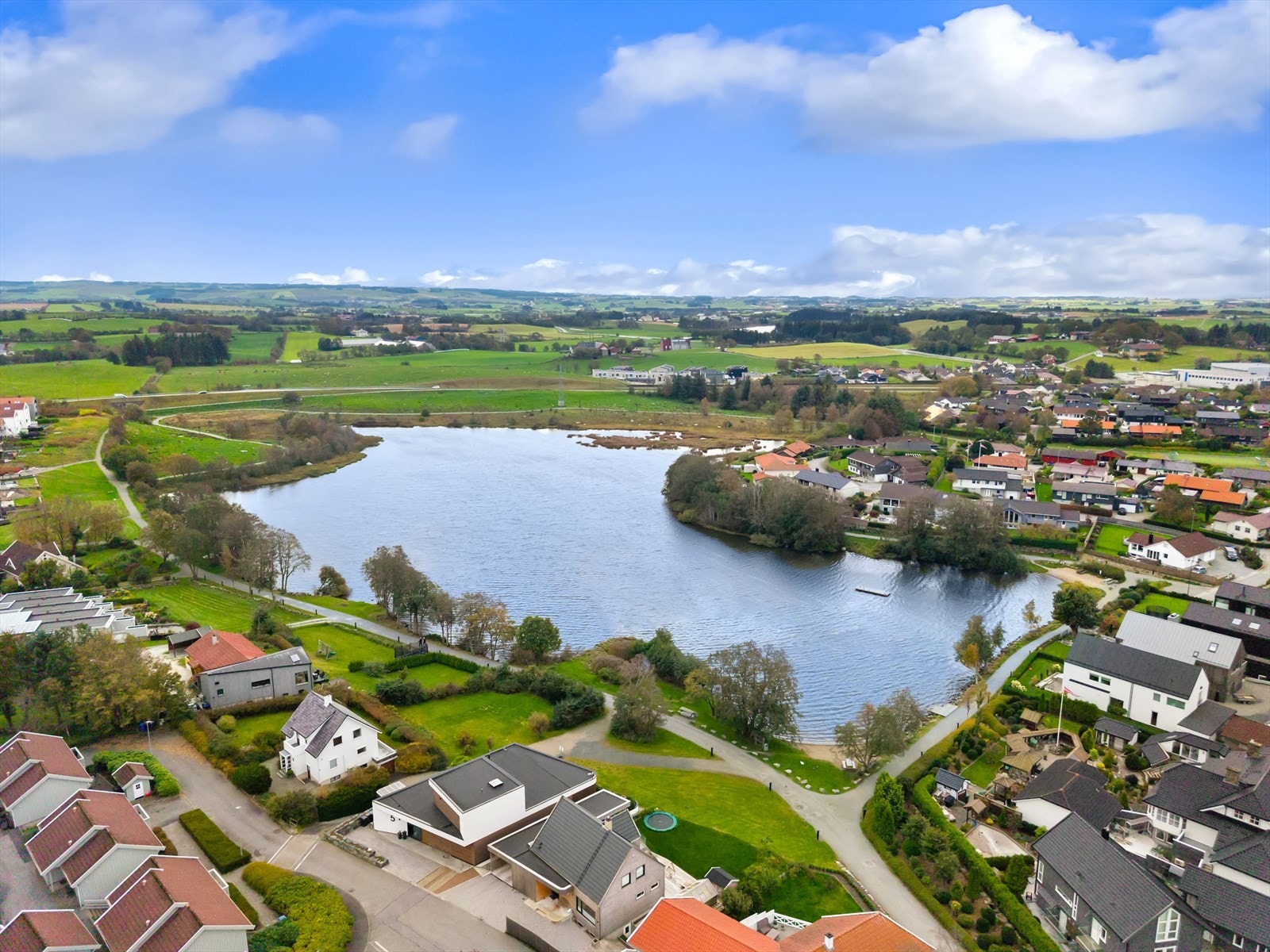 Like i nærheten ligger det fine turområde Eivindholstjødnå med badeplass og opplyst turveg ved "Tjødnå". Galleribilde