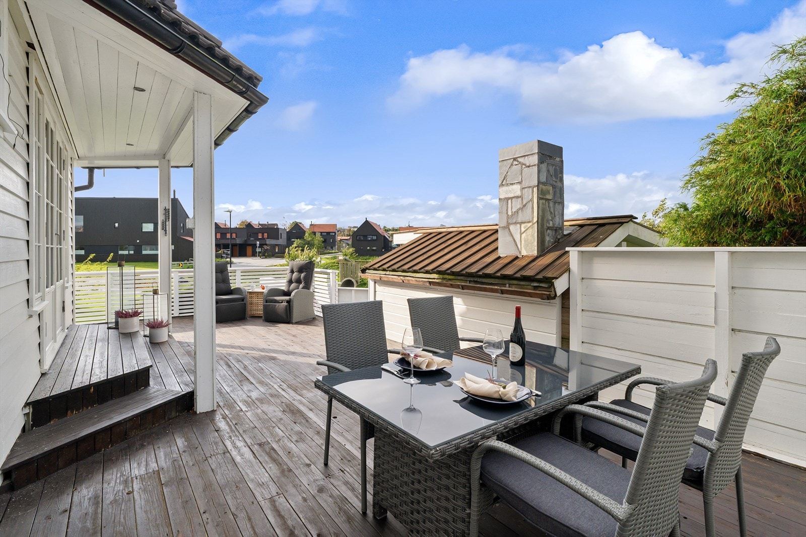 Skjermet og lun terrasse som du kan nyte fine dager på. Galleribilde