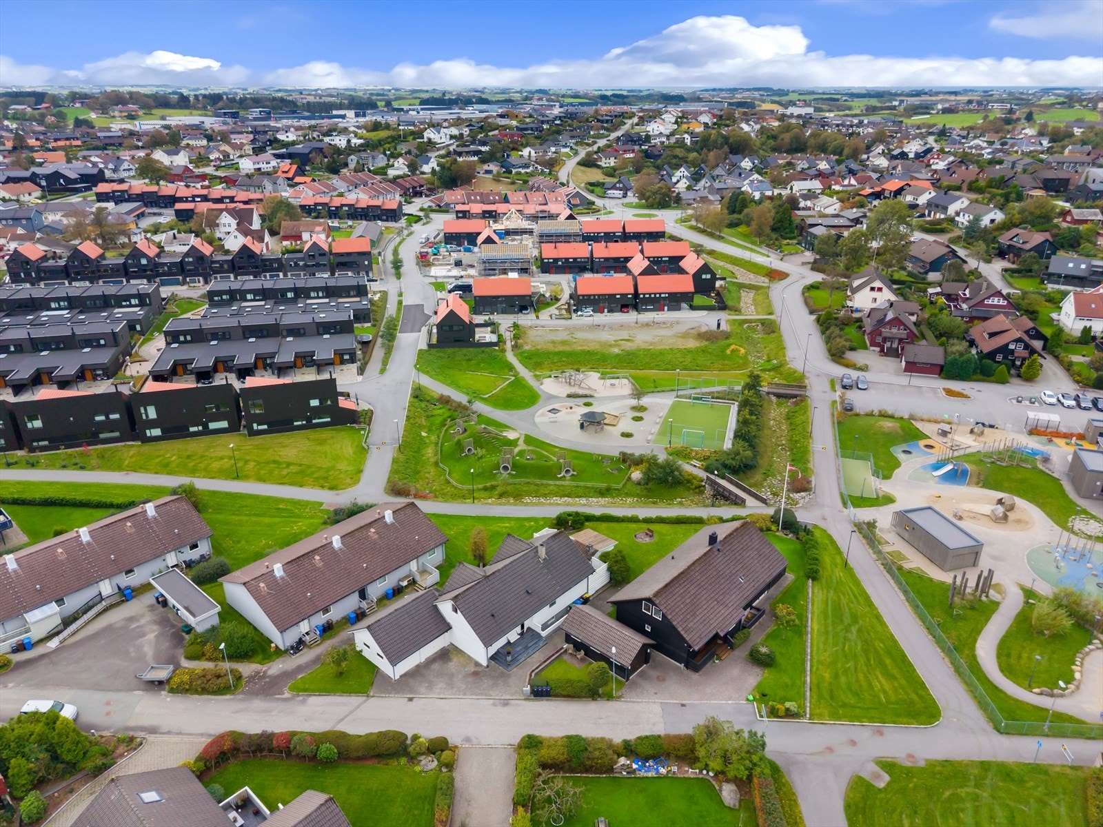 Eiendommen grenser til det nye feltet i Bjørnøyvegen, og like utenfor hagen finner du en lekeplass og en ballbinge, noe som gjør det perfekt for barnefamilier. Galleribilde