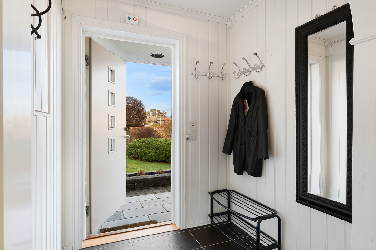 Velkommen inn til flislagt entré. Galleribilde