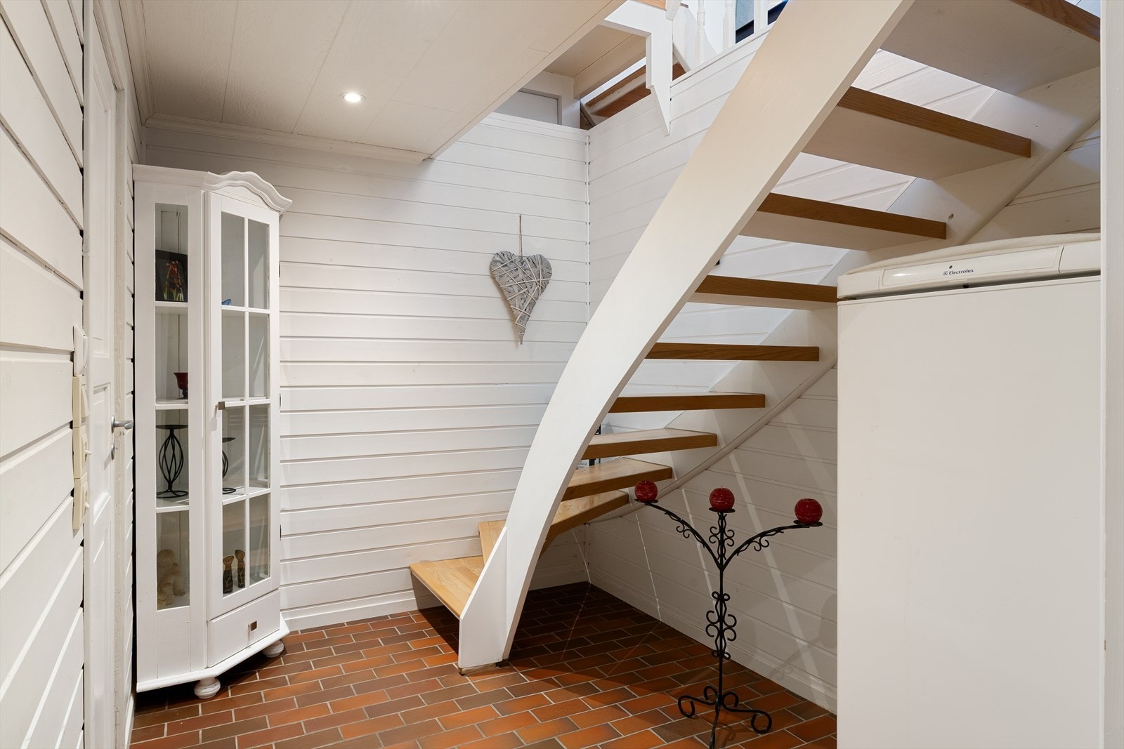 Trapp ned til flislagt gulv. Galleribilde