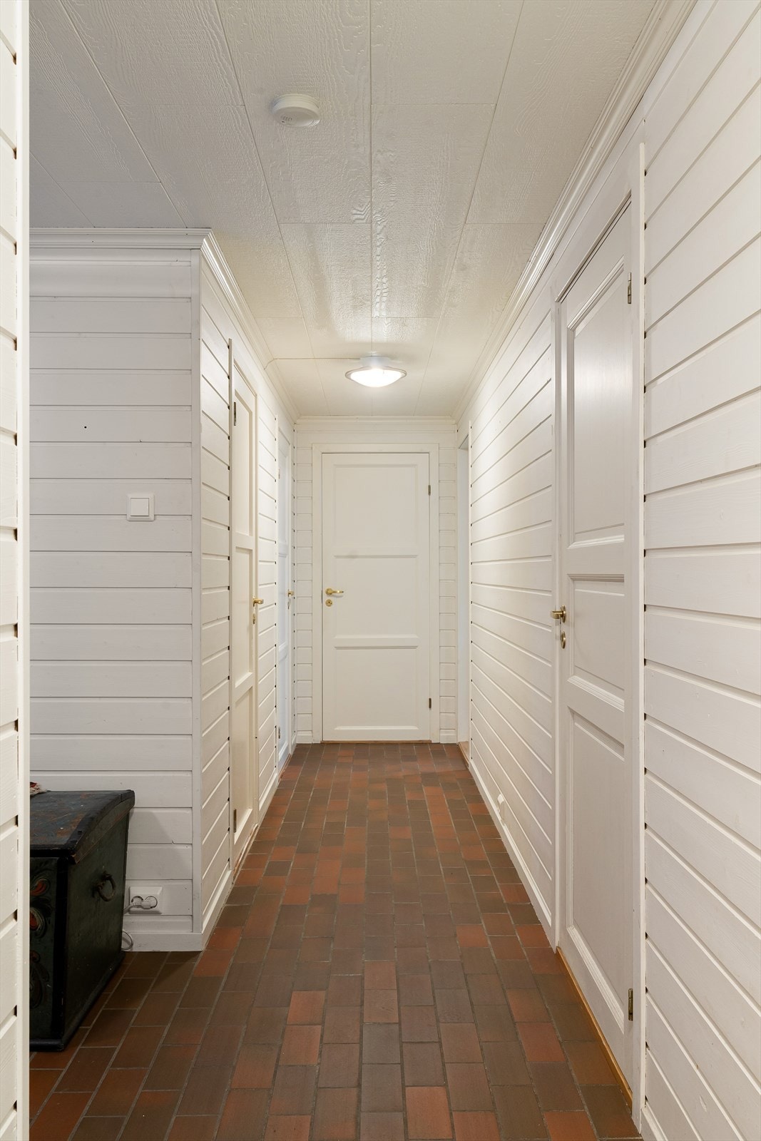 Flislagt gang med elektriske varmekabler i gulv. Galleribilde