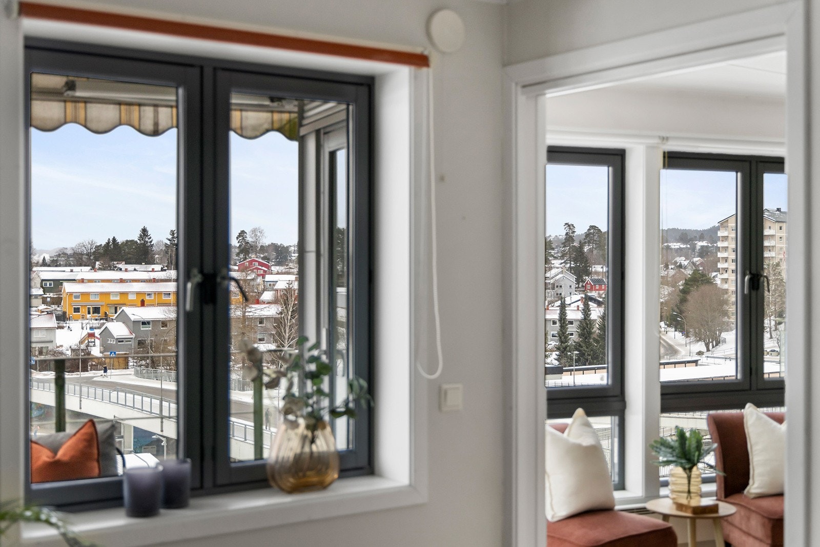 Store vindusoverflater som slipper inn rikelig med naturlig lys. Galleribilde