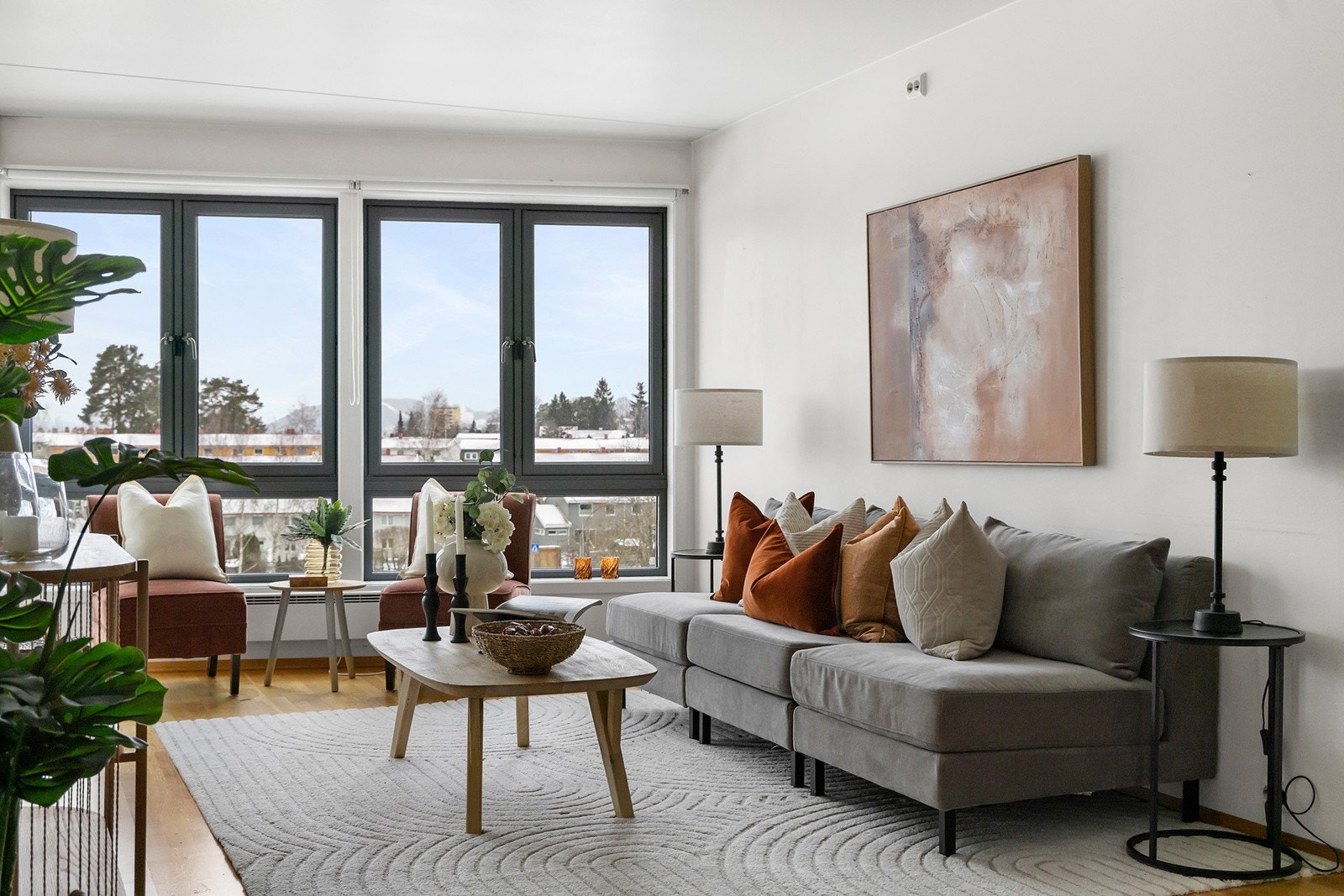 Romslig stue med god plass til sittegrupper og diverse møblement. Galleribilde