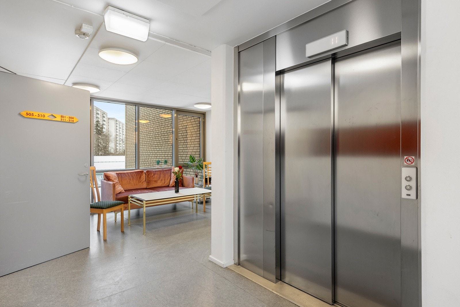 Heisadkomst til etasjeplan. Galleribilde