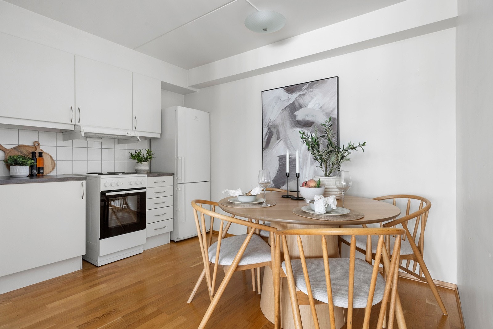 Rommet har god og en naturlig plass til spisebord. Galleribilde