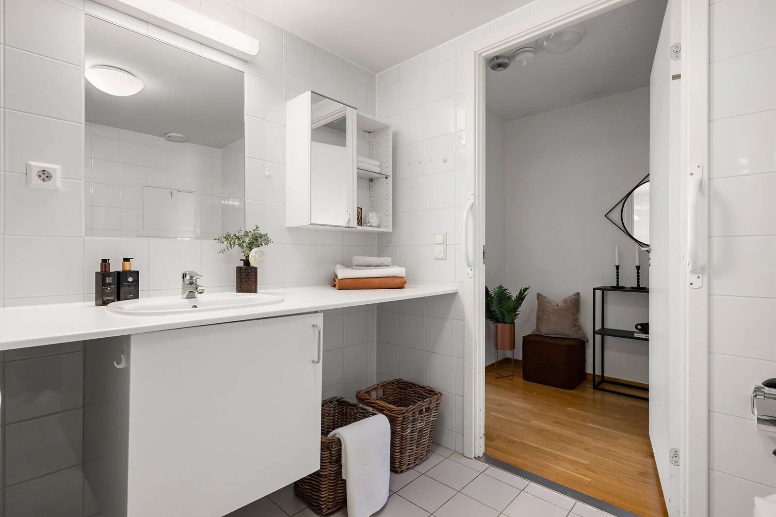 Flislagt bad fra byggeår med varmekabler og opplegg for vaskemaskin Galleribilde