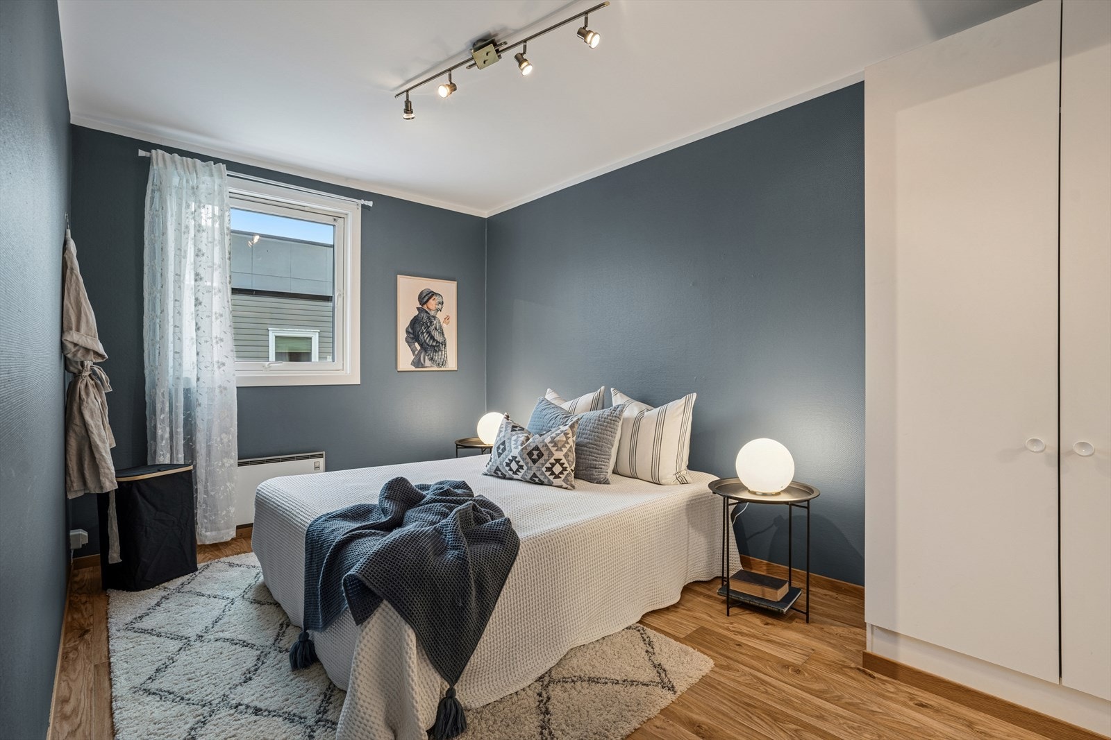 Leiligheten har to gode soverom gir plass til både familie, gjester eller hjemmekontor. Galleribilde