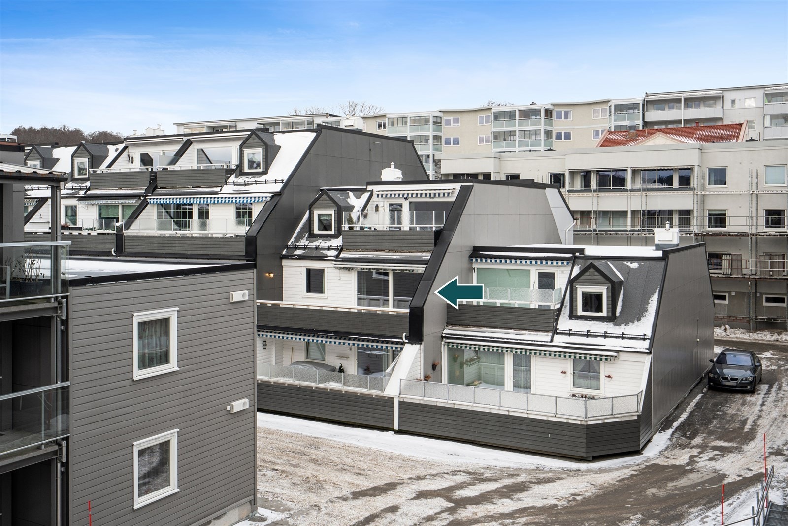 Leiligheten ligger i en rolig, enveiskjørt gate, plassert i 2. etasje med enkel adkomst via heis eller trapp. Galleribilde