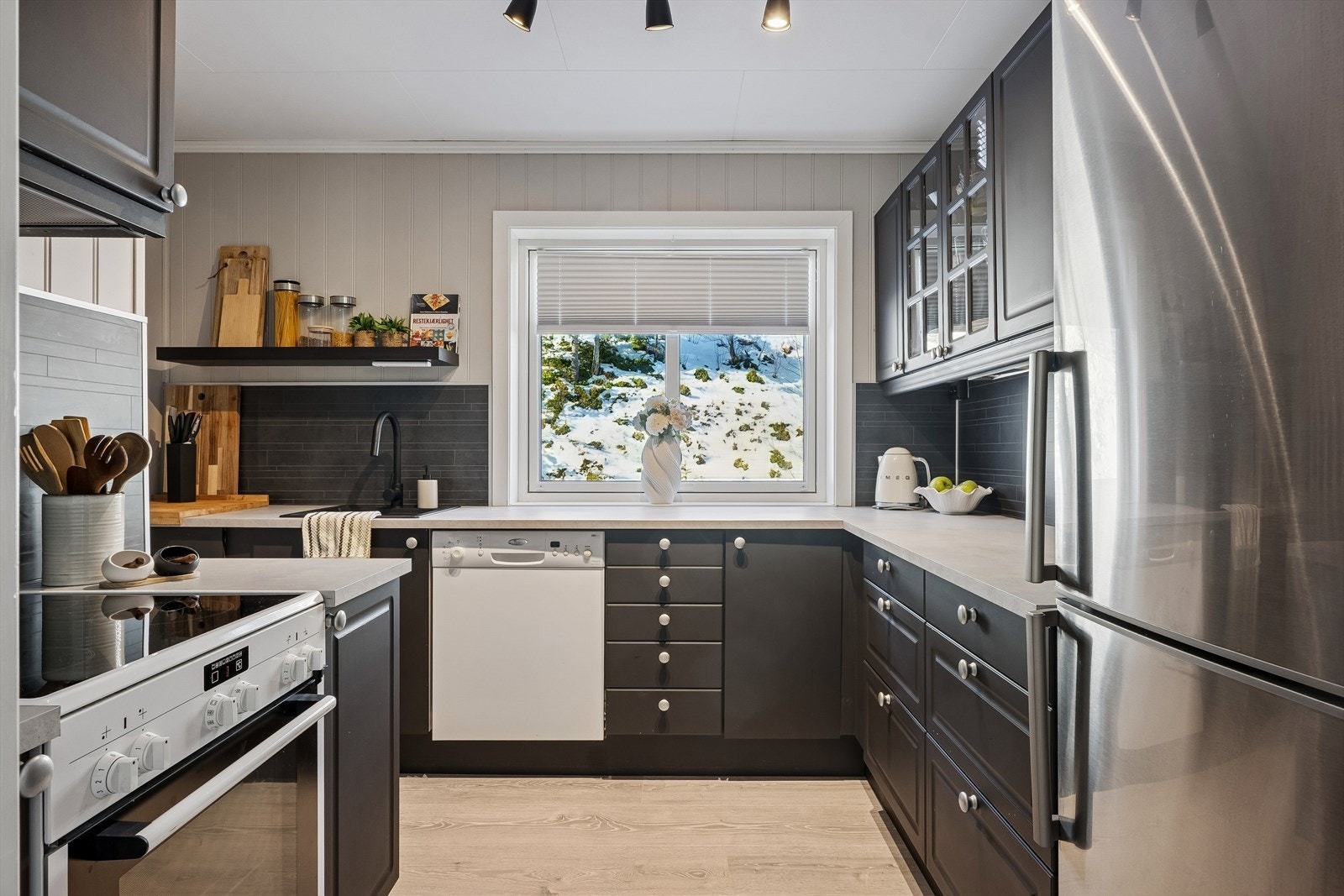 Kjøkken er adskilt fra stue som gir et praktisk arbeidskjøkken Galleribilde