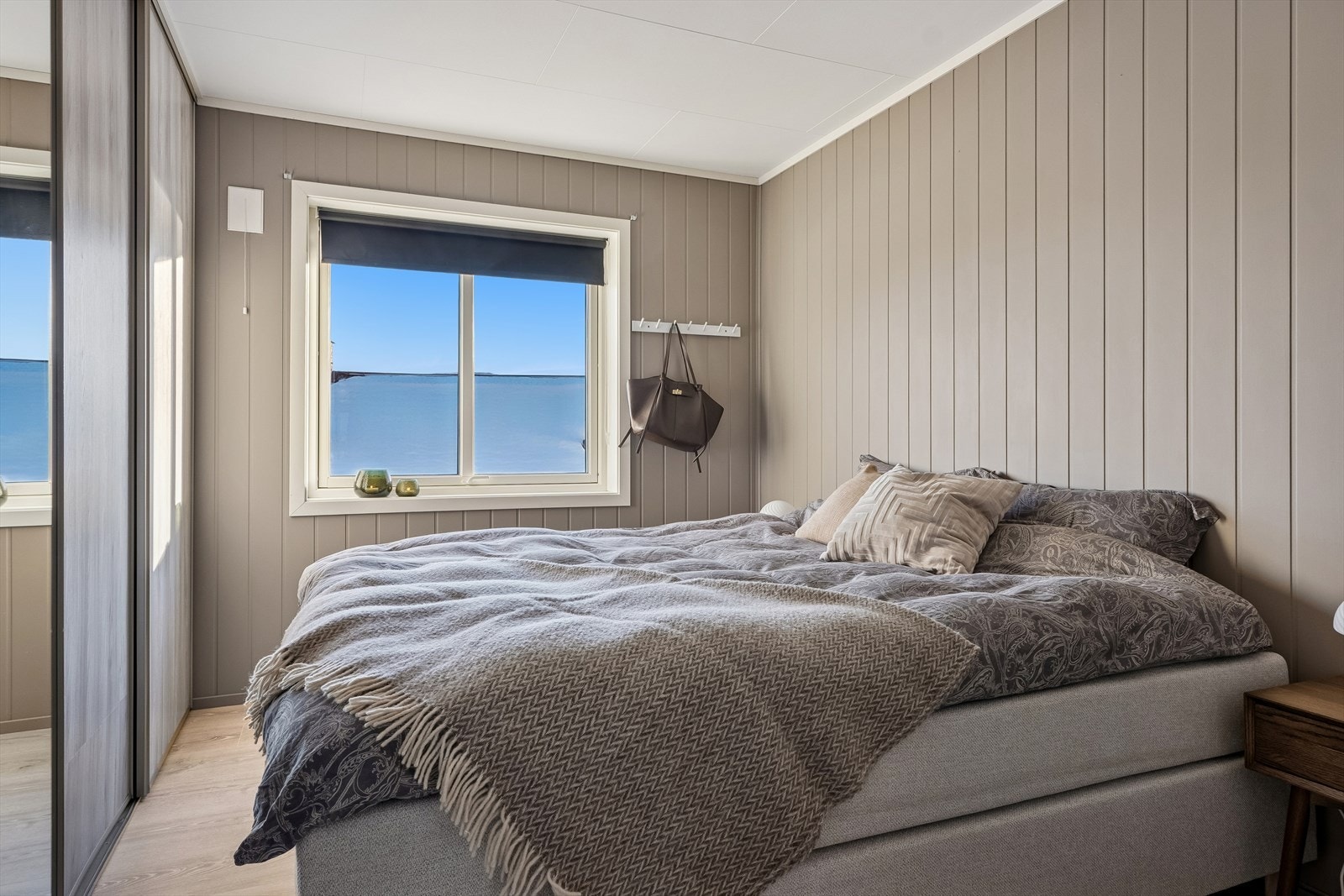 Soverom 1 av 2. Stor skyvedørsgarderobe Galleribilde