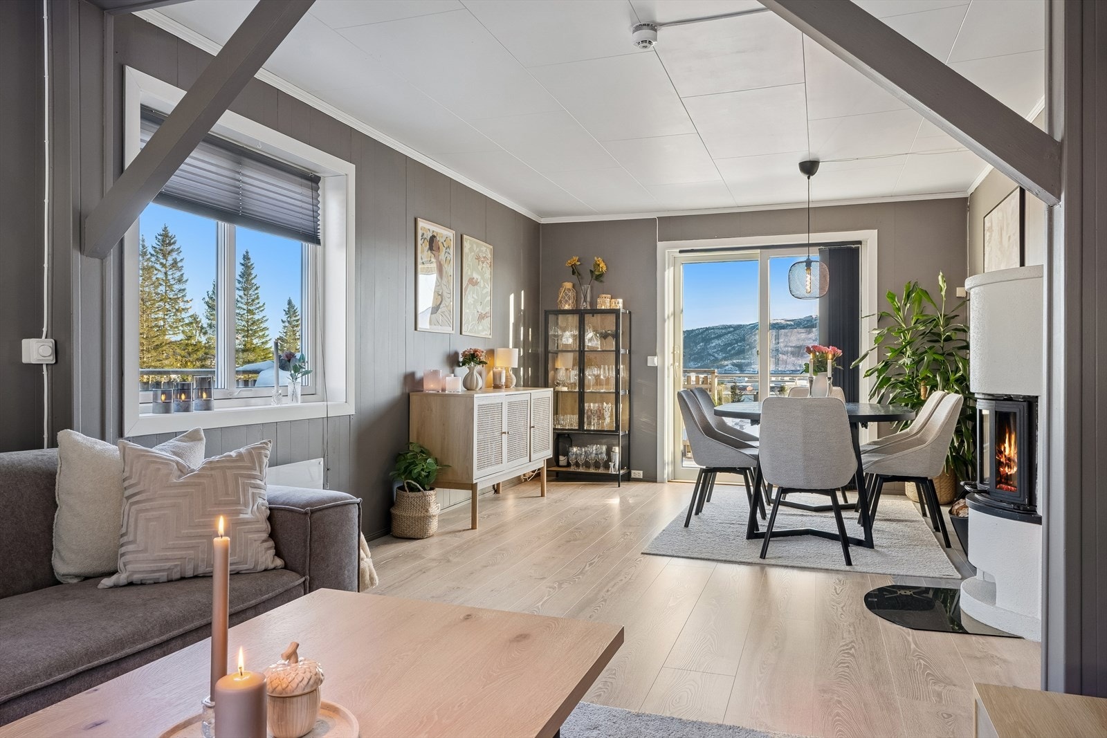 Boligen har tiltalende stil. Peis på stue. (Pipe renovert med stålrør i 2015) Galleribilde