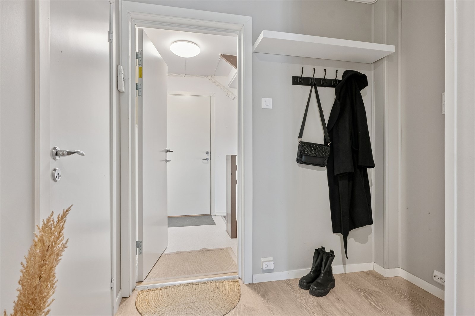 Felleskostnad er på 7.726,- pr. mnd.:
Renter og avdrag på andel fellesgjeld, kommunale avgifter, festeavgift, eiendomsskatt, bygningsforsikring, regnskap, revisjon, vaktmestertjenester m.m. Galleribilde