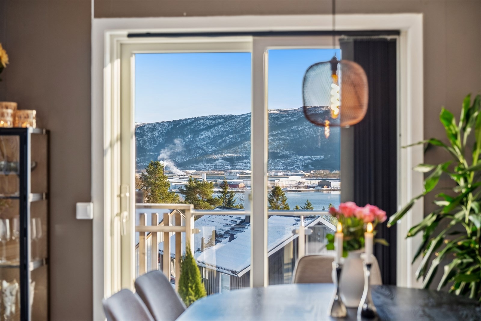 Velkommen inn! Flott utsikt fra stue. Skjermet for innsyn. Galleribilde