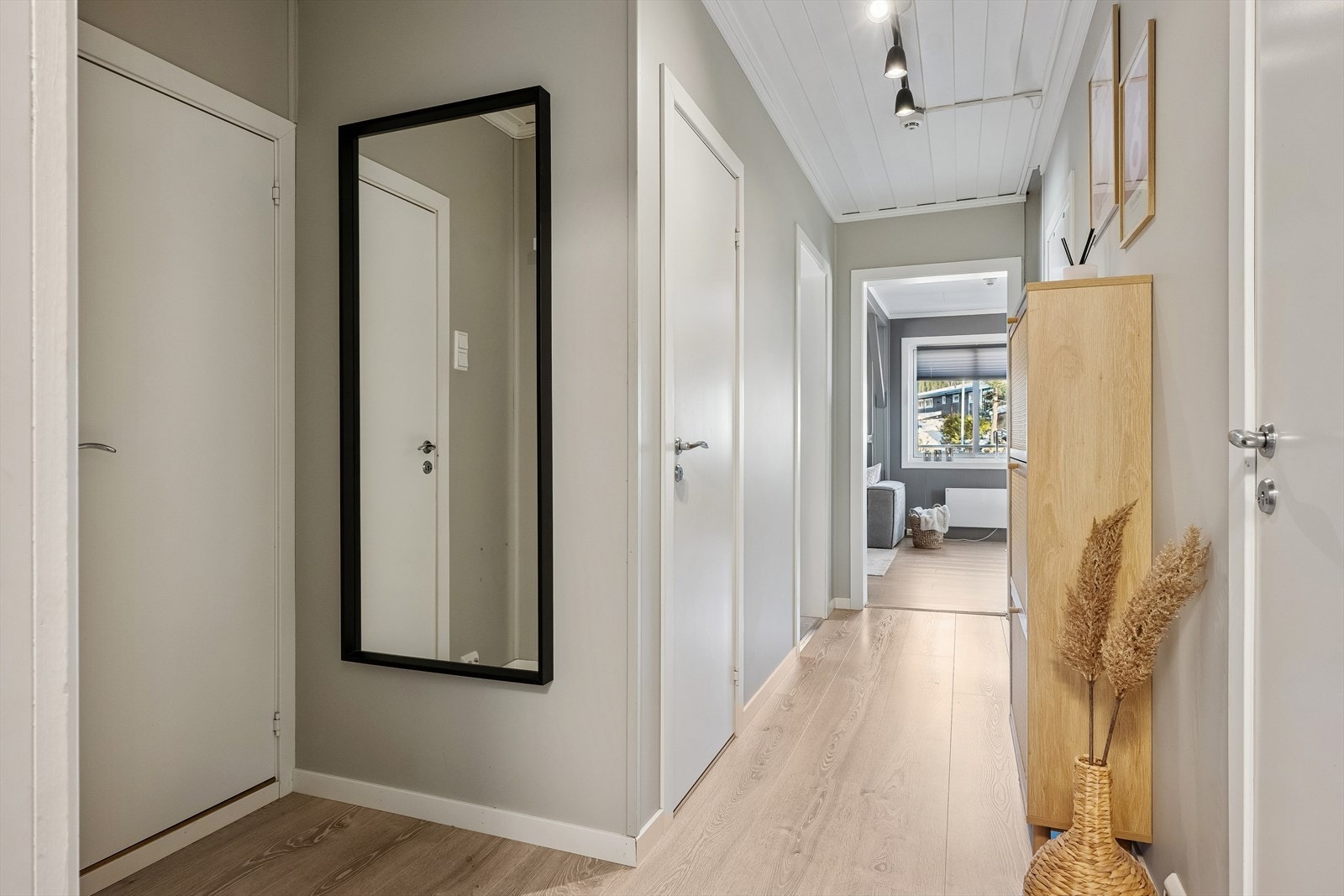 Felleskostnad er på 7.726,- pr. mnd.:
Renter og avdrag på andel fellesgjeld, kommunale avgifter, festeavgift, eiendomsskatt, bygningsforsikring, regnskap, revisjon, vaktmestertjenester m.m. Galleribilde