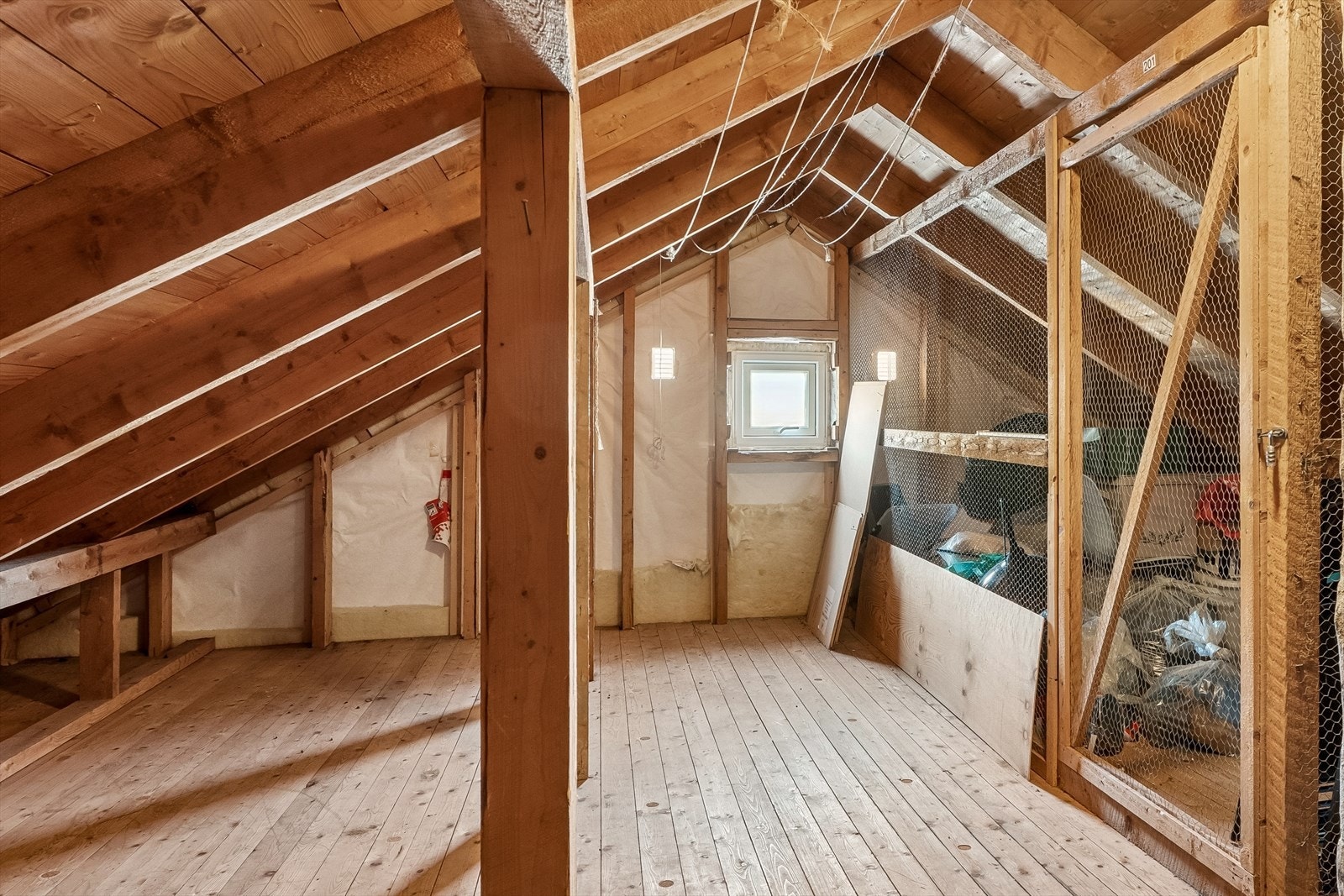 Leiligheten har godt med lagerplass på loft og i u.etg. Praktisk. Galleribilde