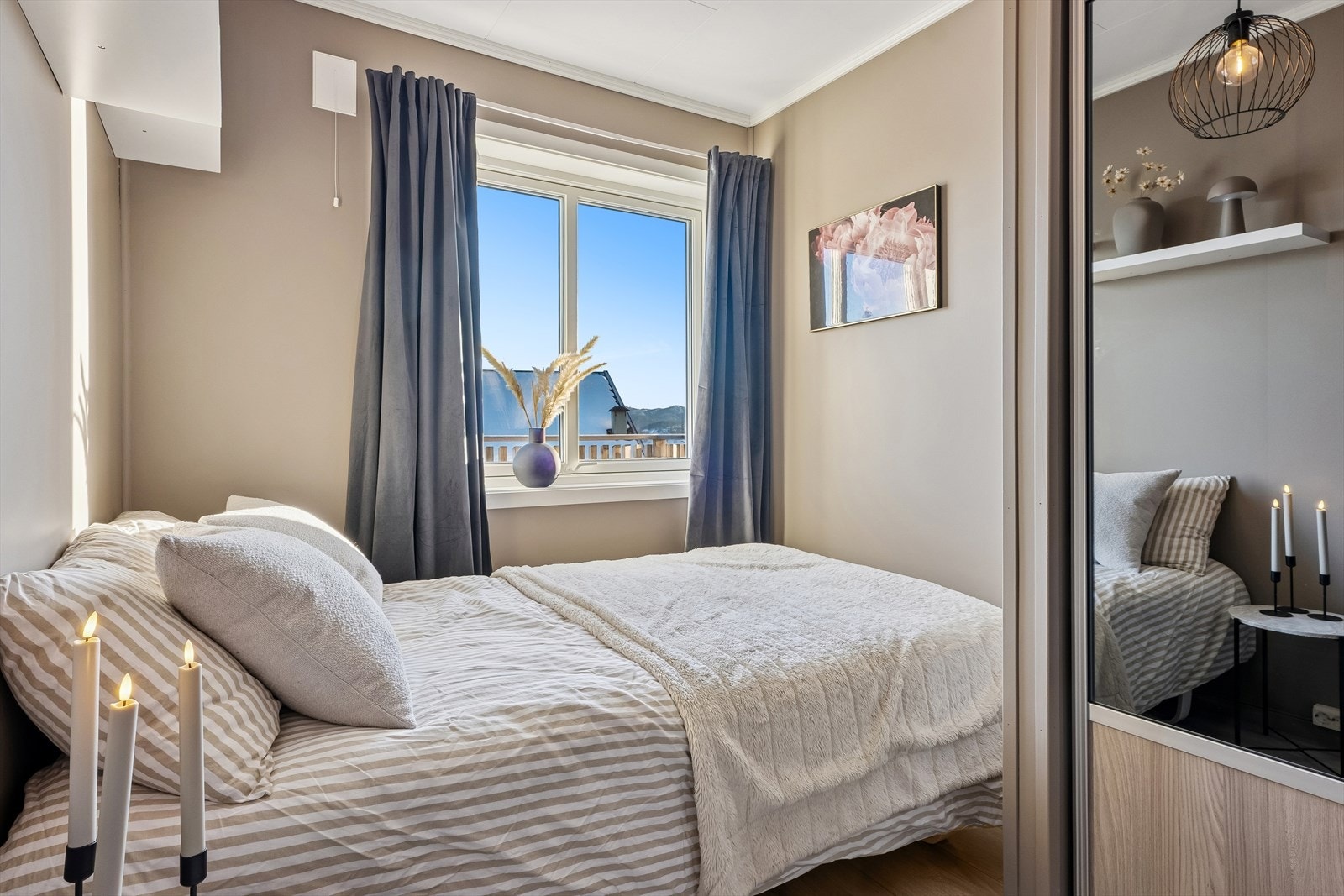 Soverom 2 med skyvedørsgarderobe. Galleribilde